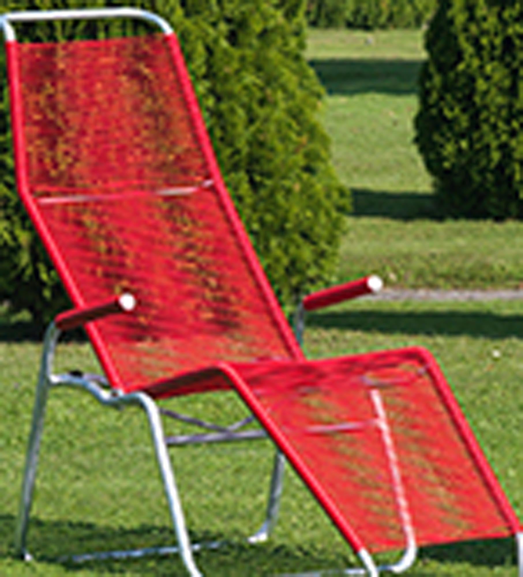 Stylische Liege Brissago Spaghetti in strahlendem Rot, perfekt für gemütliche Tage im Garten oder am Pool. Hochwertiger Liegestuhl von Schaffner.