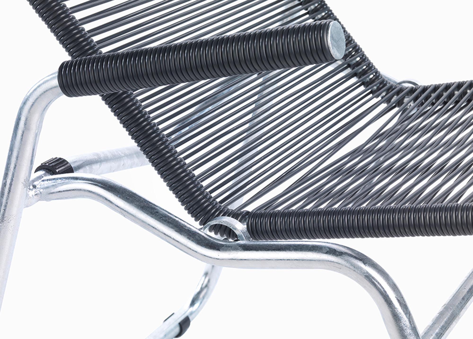 Entspannen Sie stilvoll mit der Brissago Spaghetti Liege von Schaffner – die perfekte Kombination aus Design und Outdoor-Komfort.