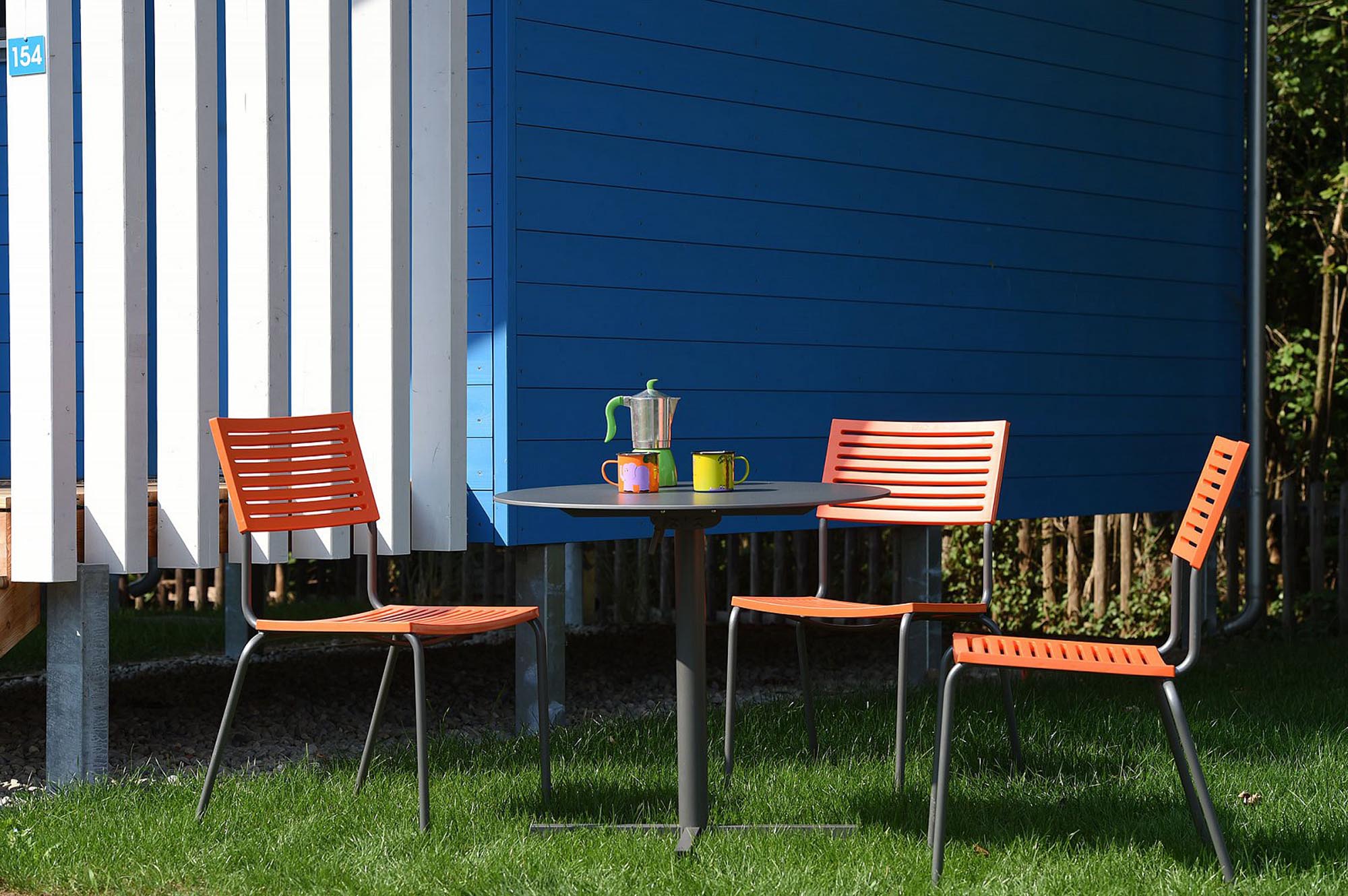 Eleganter Bodensee Lamello-Gartenstuhl ohne Armlehne, ideal für stilvolle Gartenmöbel, robust und farbenfroh, perfekt für entspannte Stunden im Freien.