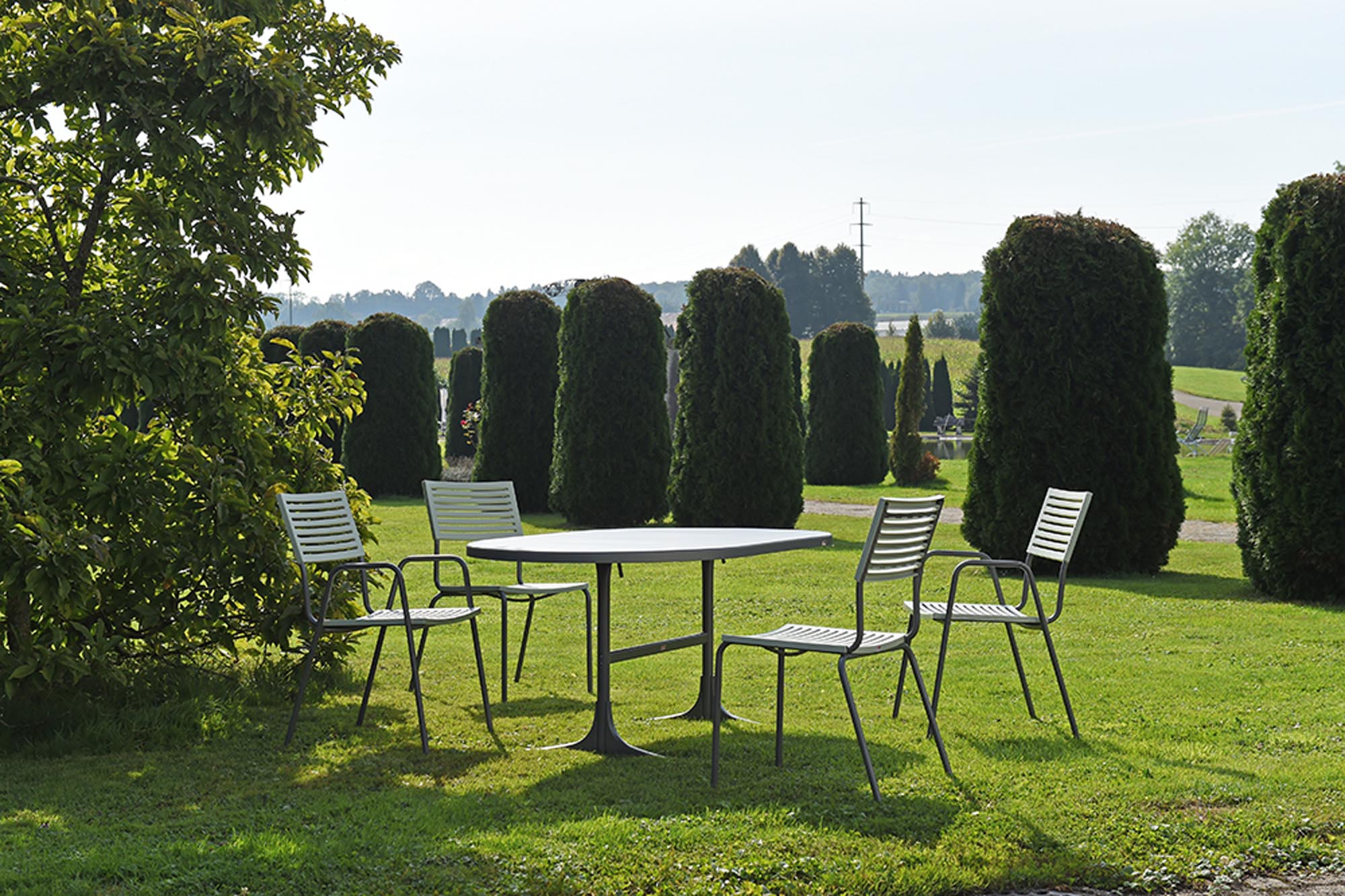 Bodensee Lamello-Gartenstuhl ohne Armlehne in Alusilber präsentiert im Onlineshop von KAQTU Design AG. Gartenstuhl ist von Schaffner