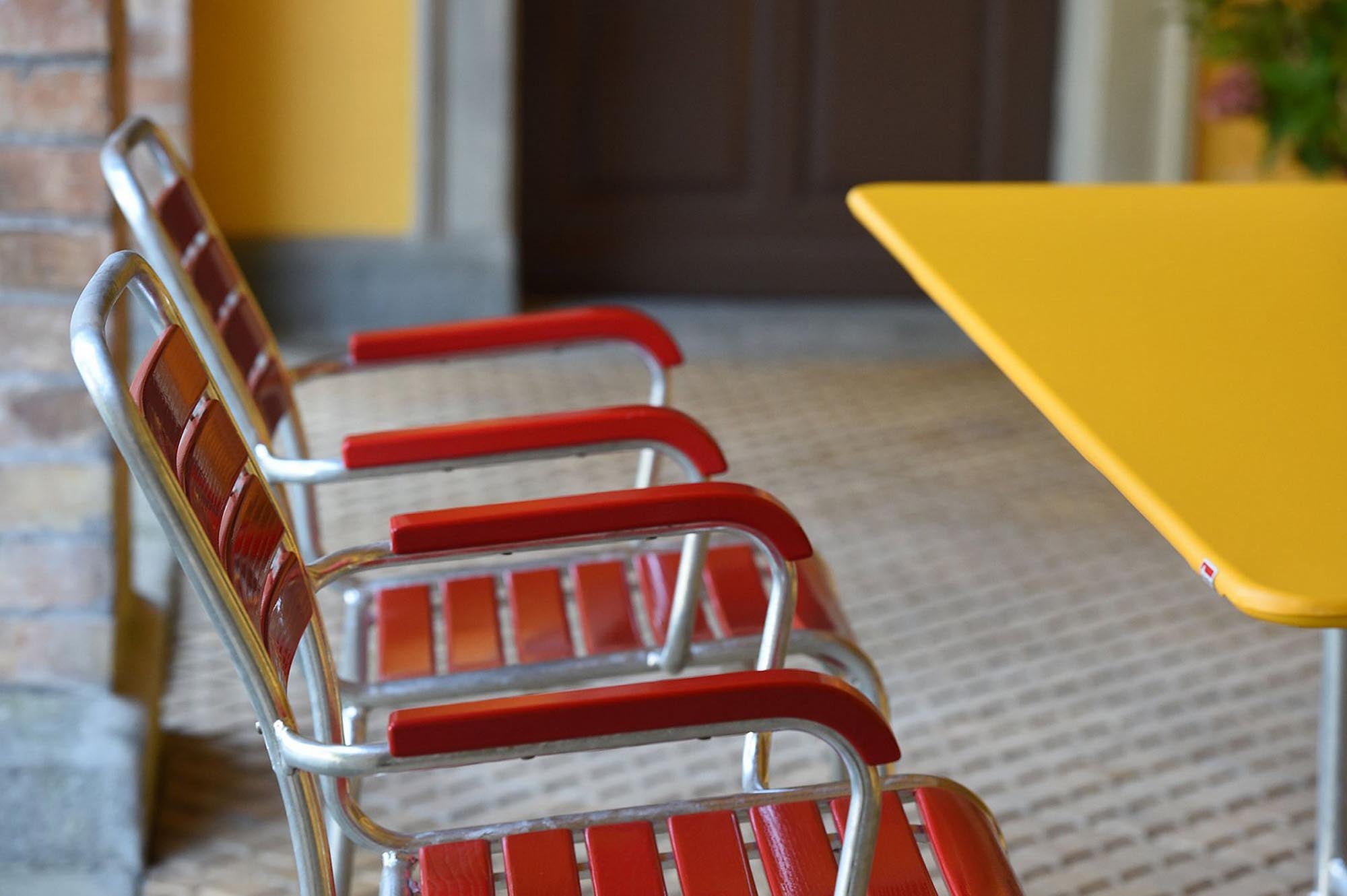 Der stilvolle Holzlattenstuhl Rigi von Schaffner bietet Komfort und Qualität. Handgefertigt in der Schweiz, ideal für jedes Zuhause.