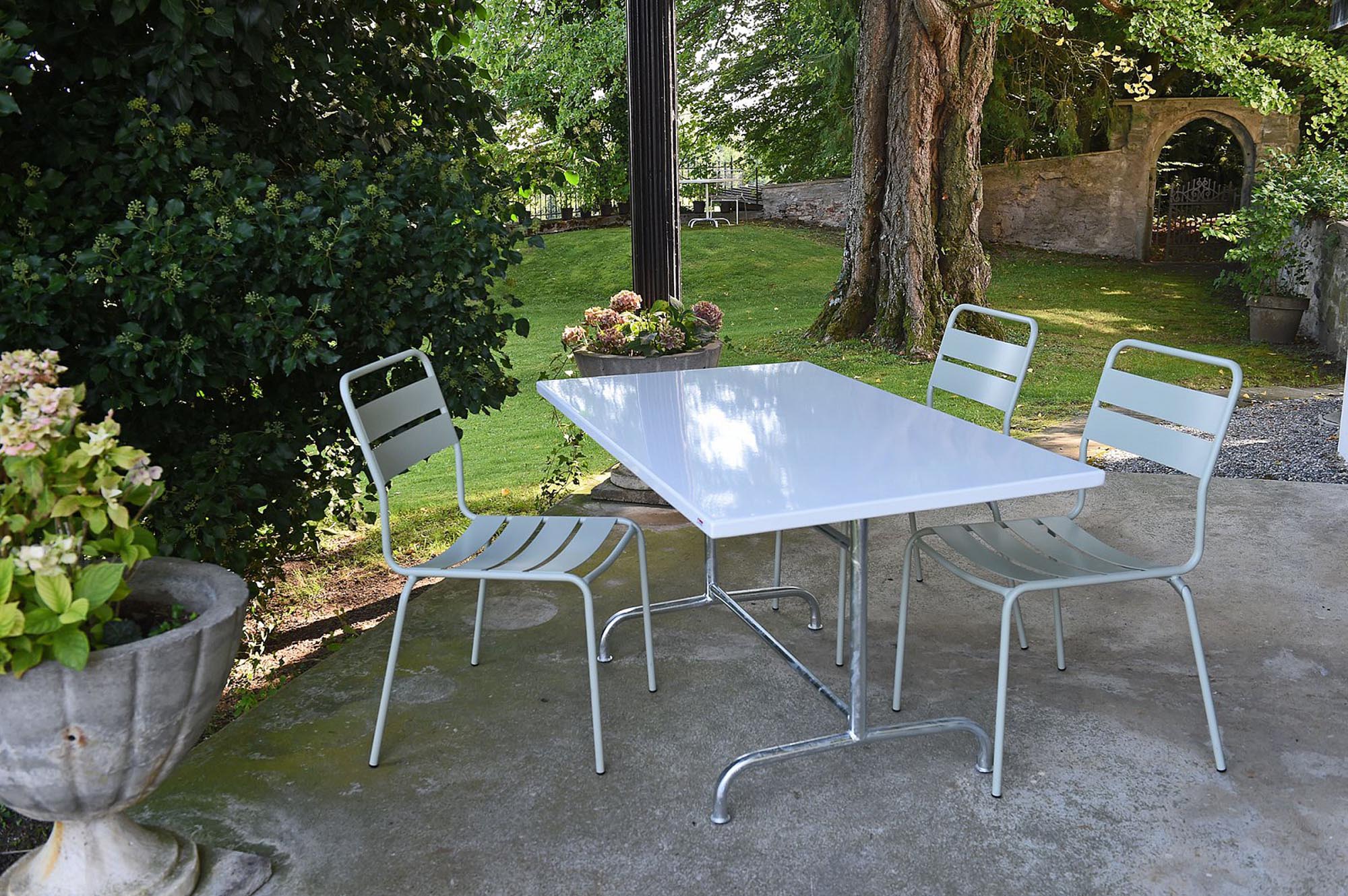 Glarus Ganzmetall-Gartenstuhl ohne Armlehne in Alusilber präsentiert im Onlineshop von KAQTU Design AG. Gartenstuhl ist von Schaffner