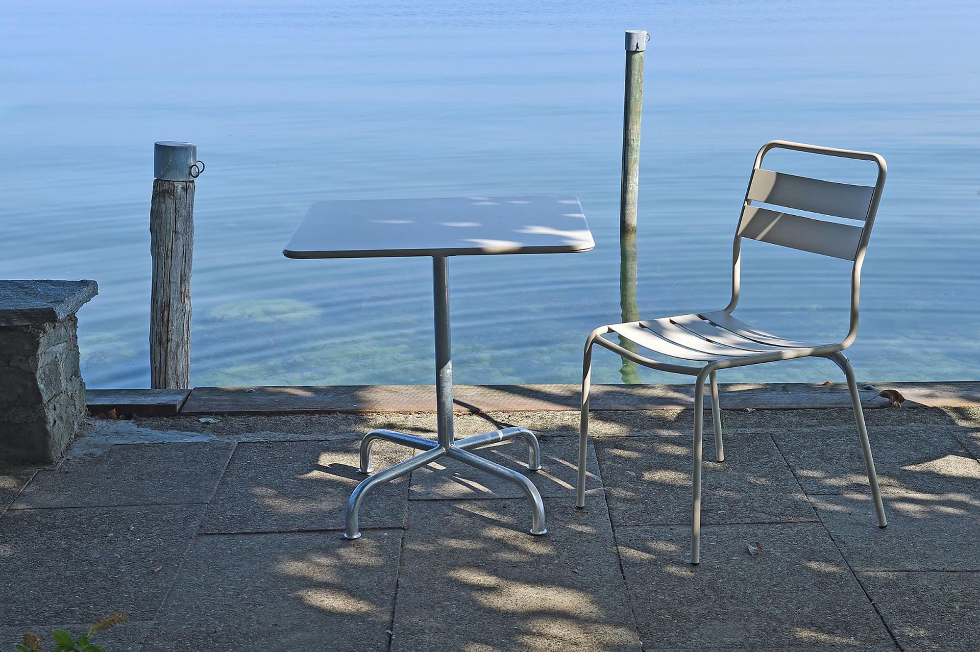 Stuhl Glarus von Schaffner – zeitloses Design für drinnen & draussen.