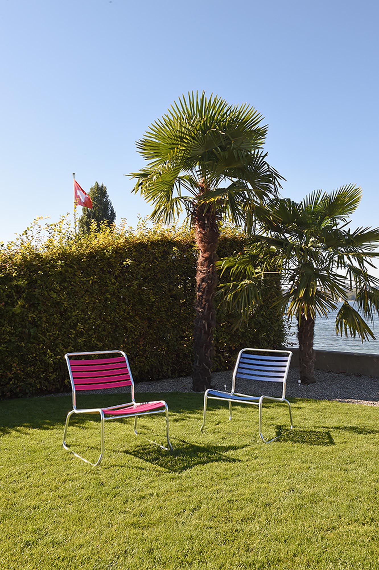 Entspannen Sie stilvoll mit der Säntis Kufen-Lounger Lättli von Schaffner – perfektes Design trifft auf höchste Schweizer Handwerkskunst.
