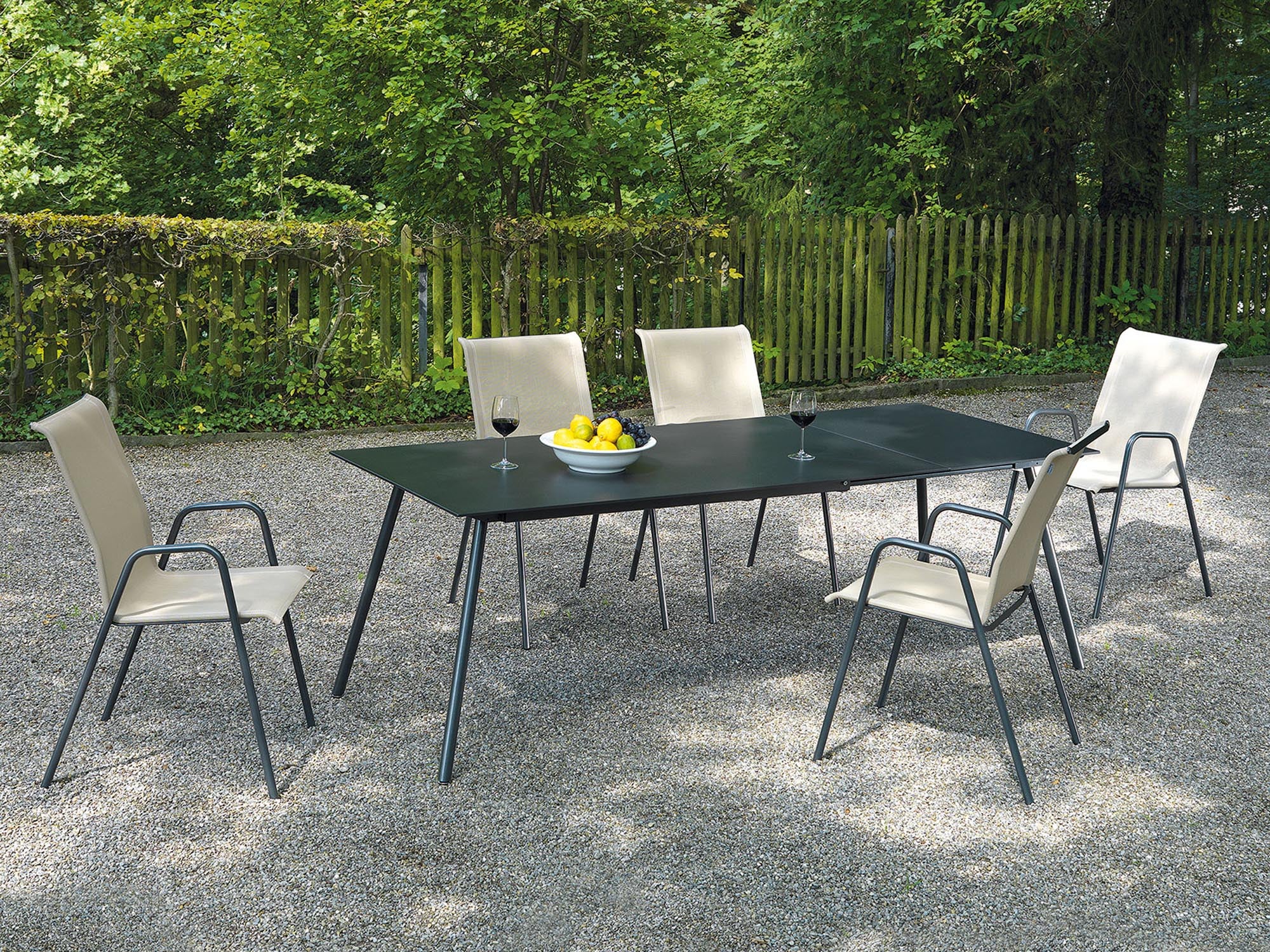 Eleganter Schaffner Locarno Textil-Gartenstuhl mit Armlehne, wetterfest, pflegeleicht und langlebig – perfekt für stilvolle und komfortable Outdoor-Möbel.
