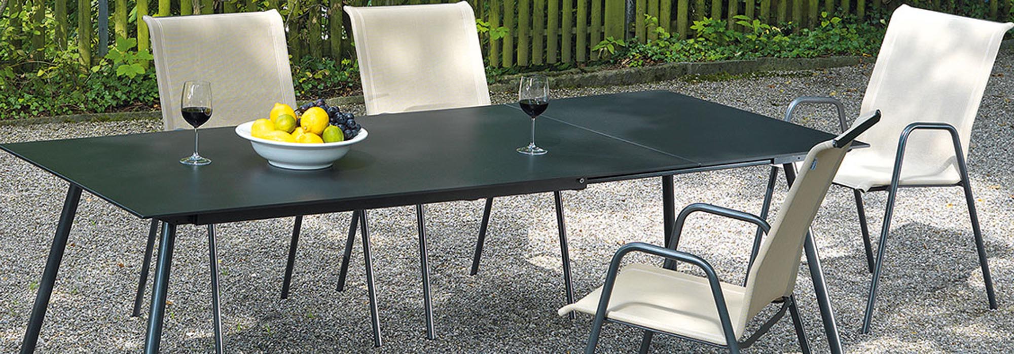 Locarno Textil-Gartenstuhl mit Armlehne in Cremebraun präsentiert im Onlineshop von KAQTU Design AG. Gartenstuhl mit Armlehnen ist von Schaffner