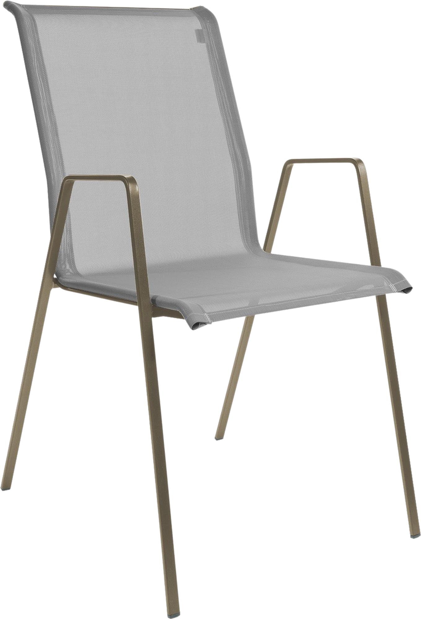 Hochwertiger Luzern Textil-Gartenstuhl mit Armlehne, wetterfest, atmungsaktiv, ergonomisch, langlebig und made in Switzerland – perfekt für stilvolle Outdoor-Momente.