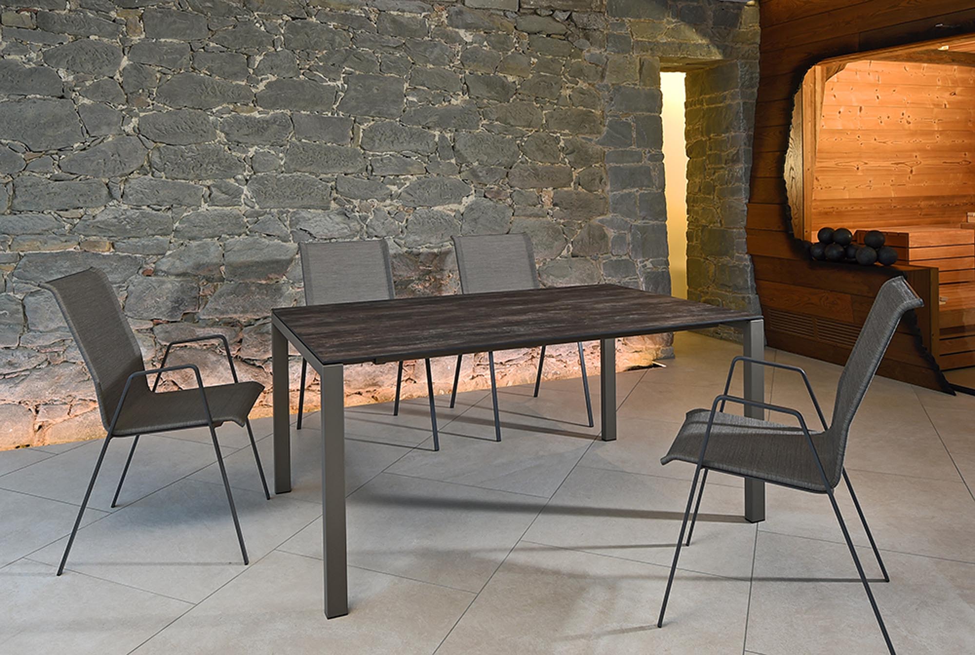 Luzern Textil-Gartenstuhl mit Armlehne von Schaffner – wetterfest, atmungsaktiv, langlebig und bequem. Schweizer Handwerkskunst für stilvolle Outdoor-Erlebnisse.