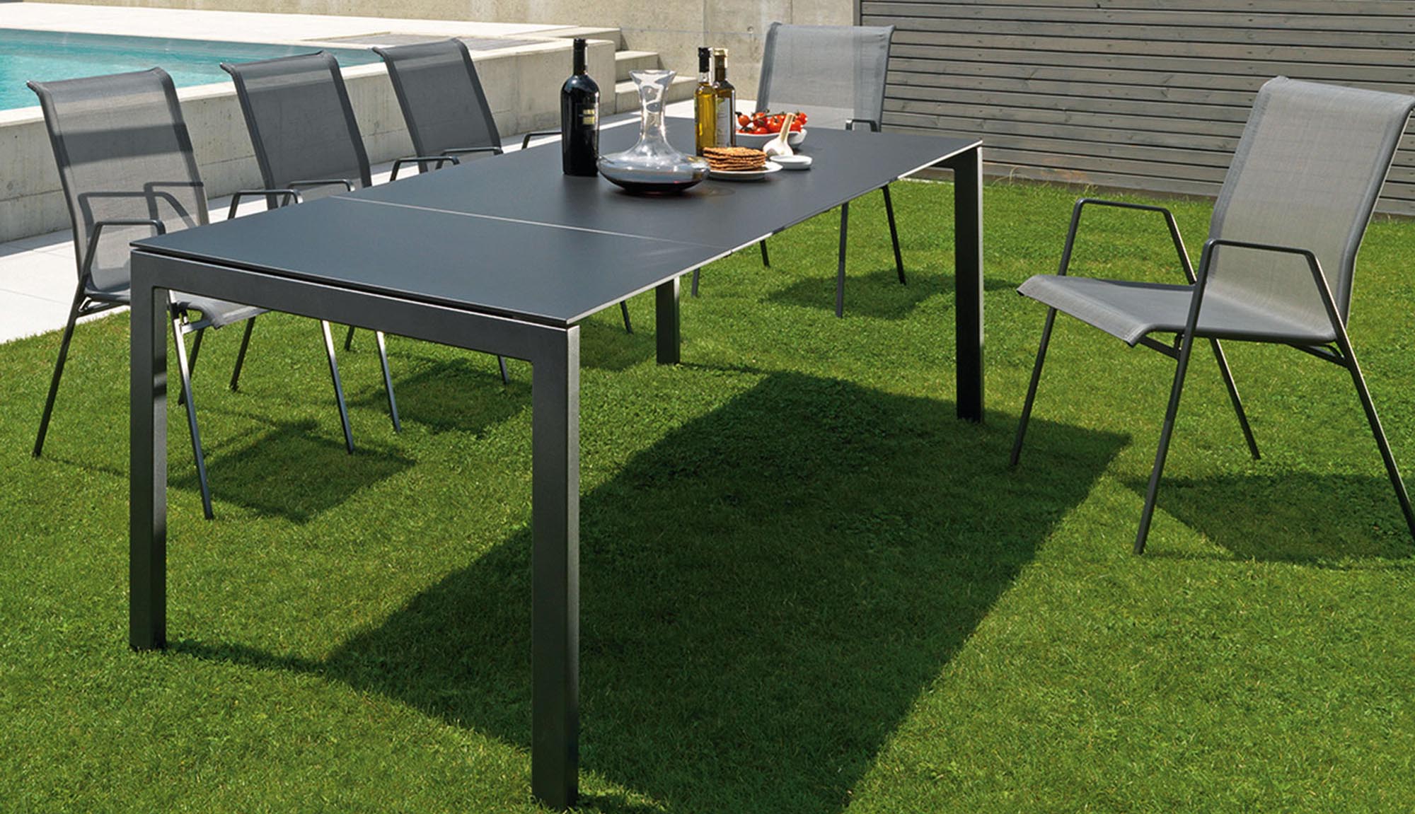 Luzern Textil-Gartenstuhl mit Armlehne in Sand präsentiert im Onlineshop von KAQTU Design AG. Gartenstuhl mit Armlehnen ist von Schaffner