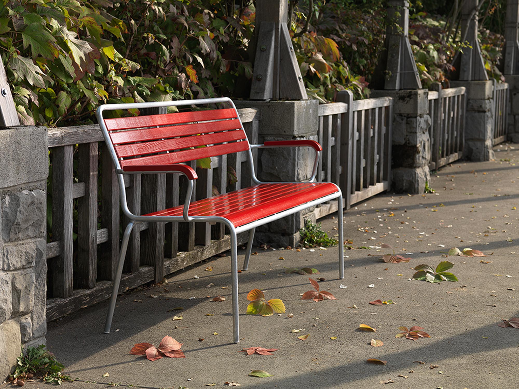 Rigi Holzlatten- 3er-Gartenbank mit Armlehne in Rot präsentiert im Onlineshop von KAQTU Design AG. Gartenbank ist von Schaffner