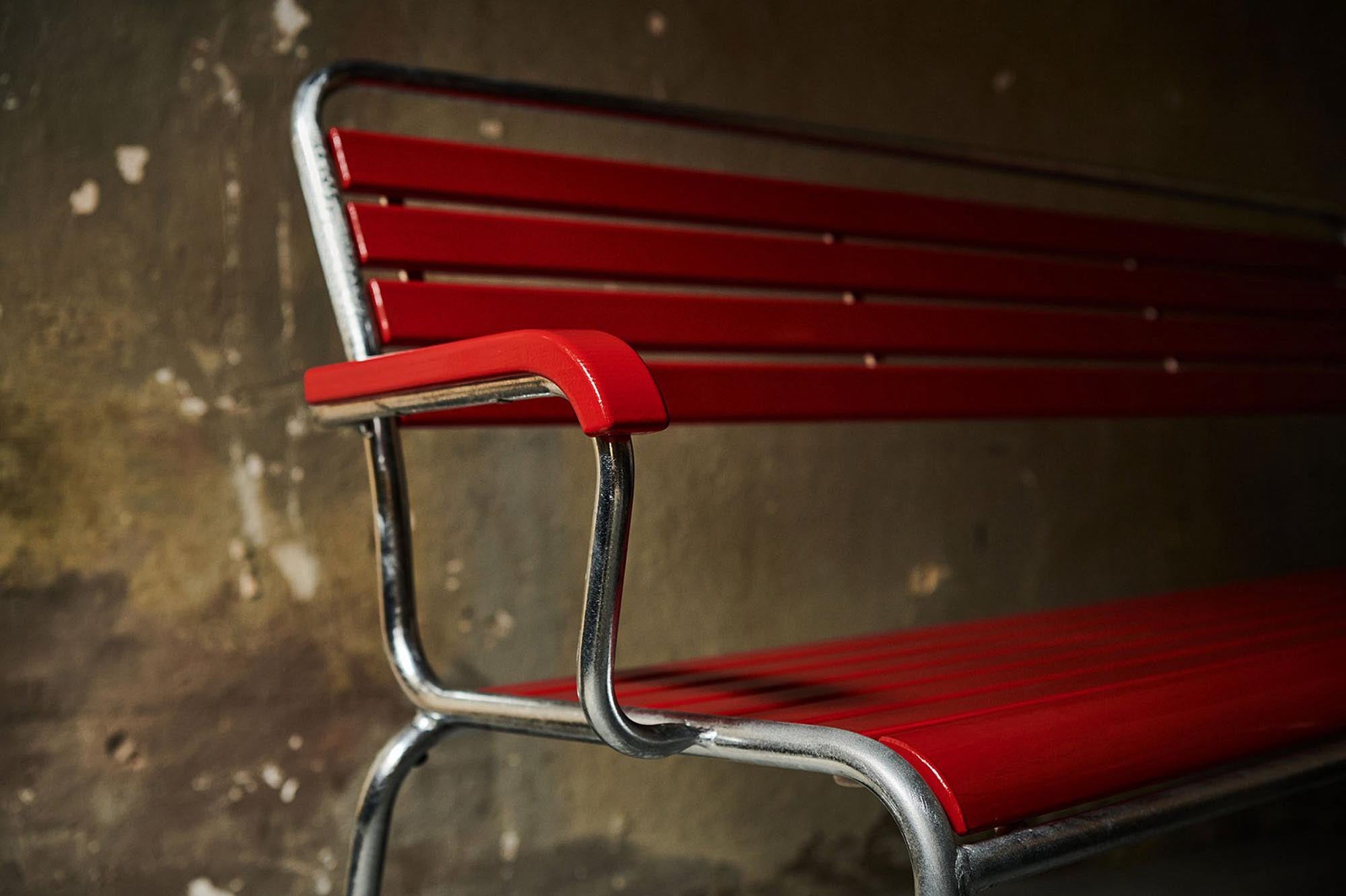 Entspannen Sie stilvoll auf der Holzlattenbank Rigi von Schaffner. Mit bequemen Armlehnen und nachhaltiger Herstellung ist sie die perfekte Wahl für jeden Garten.