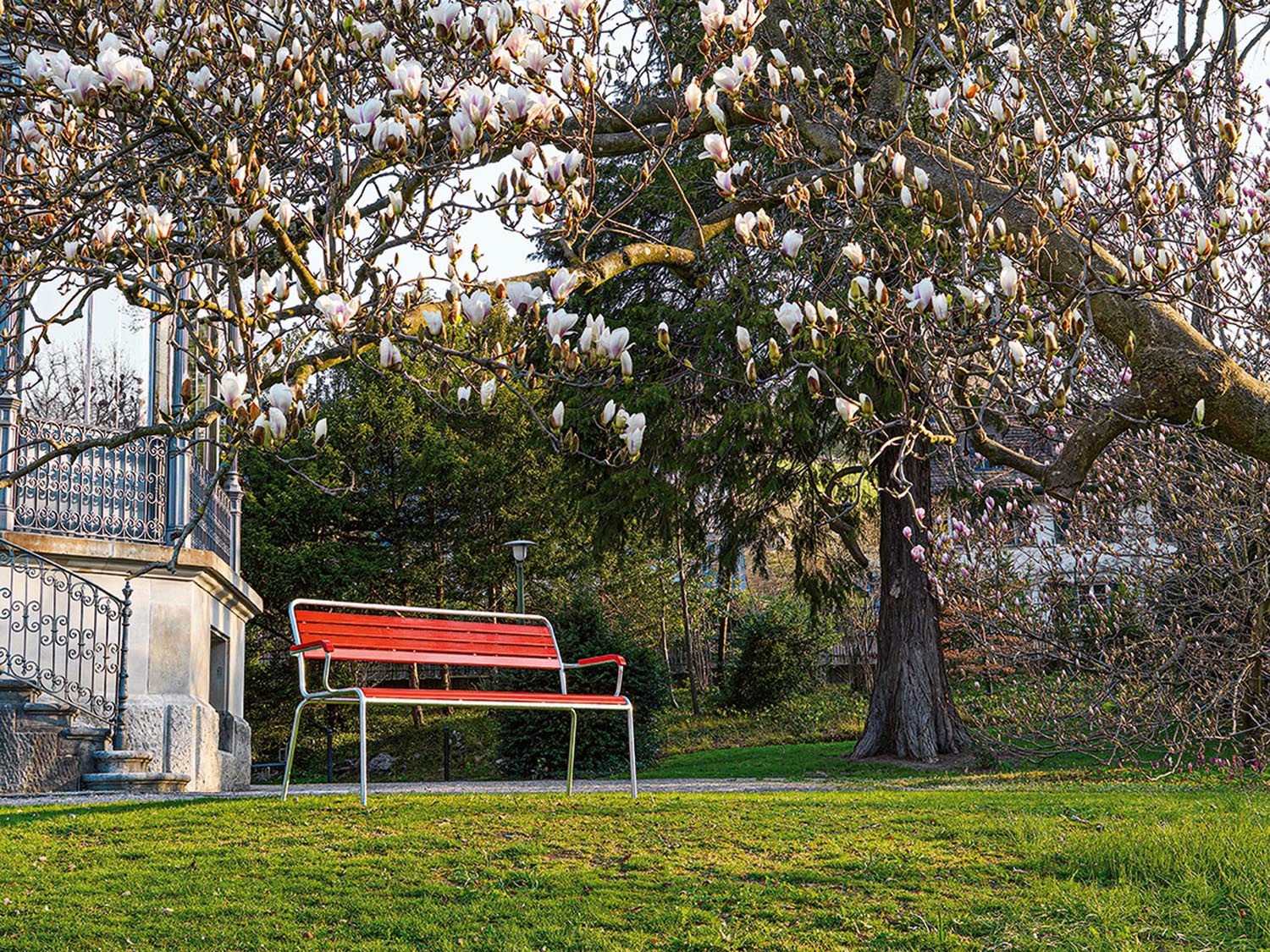 Rigi Holzlatten- 3er-Gartenbank mit Armlehne in Rot präsentiert im Onlineshop von KAQTU Design AG. Gartenbank ist von Schaffner