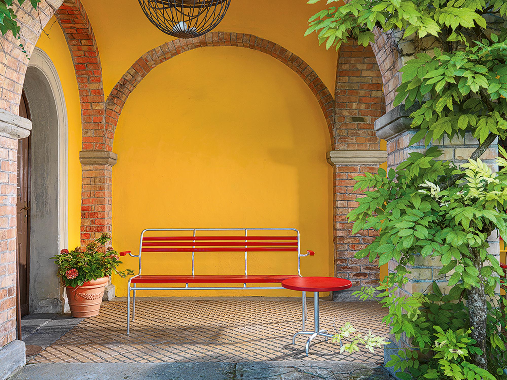 Säntis Lättli-3er Gartenbank mit Armlehne in Rot präsentiert im Onlineshop von KAQTU Design AG. Gartenbank ist von Schaffner