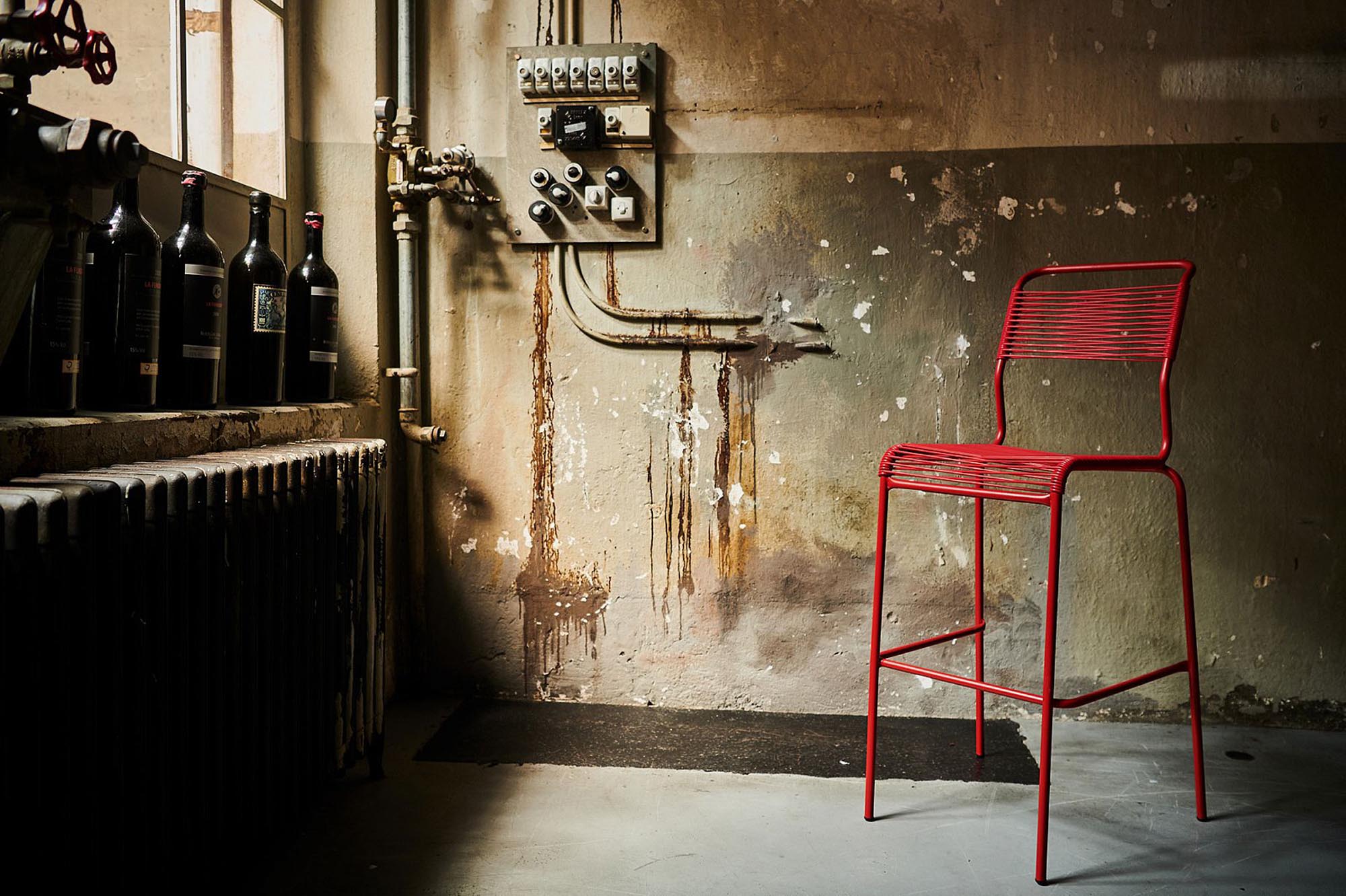 Säntis Spaghetti-Barstuhl Outdoor ohne Armlehne in Rot präsentiert im Onlineshop von KAQTU Design AG. Outdoor-Barstuhl ist von Schaffner