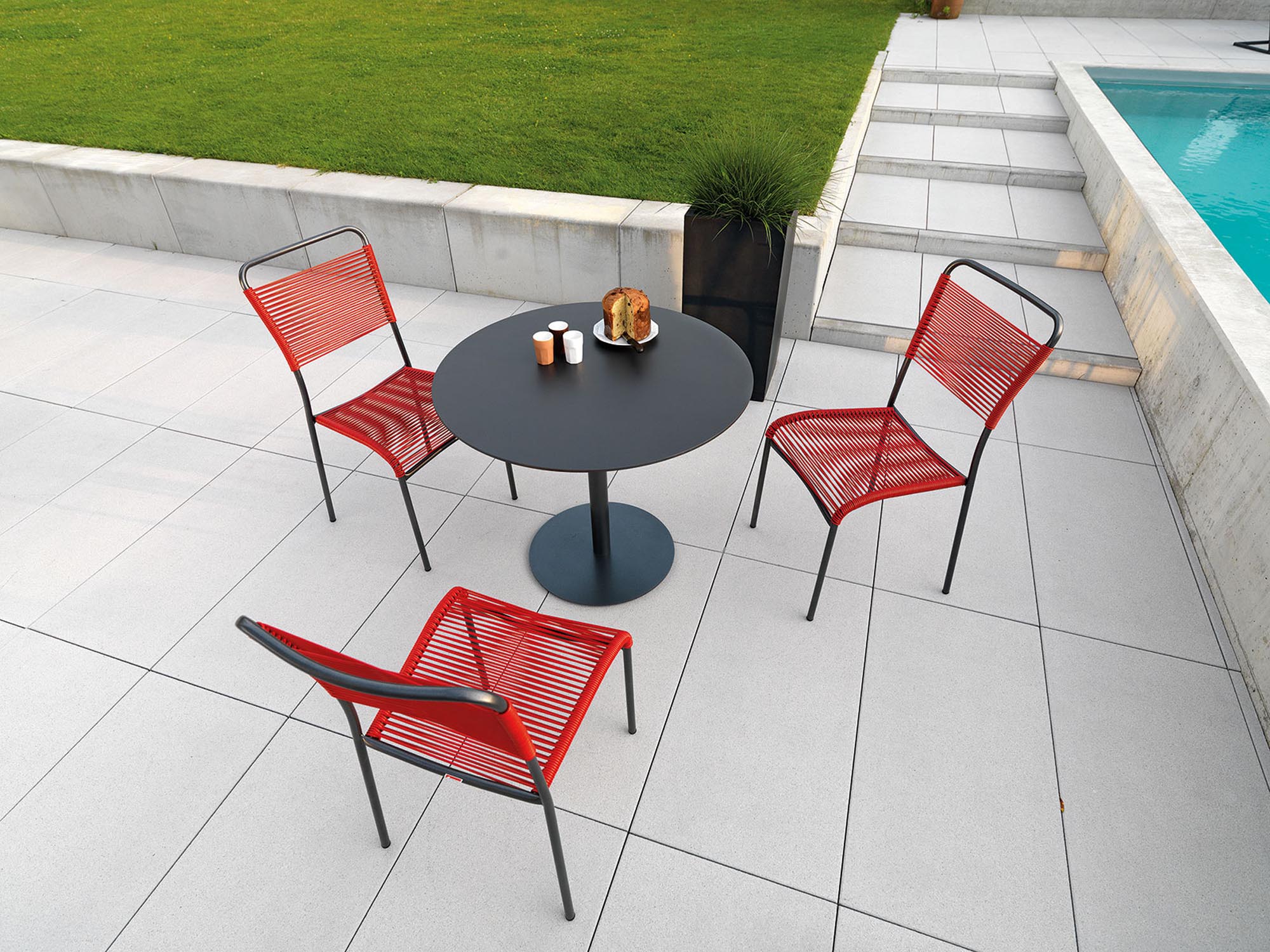 Eleganter Spaghettistuhl Mendrisio: Perfekt für stilvolle Aussenbereiche.