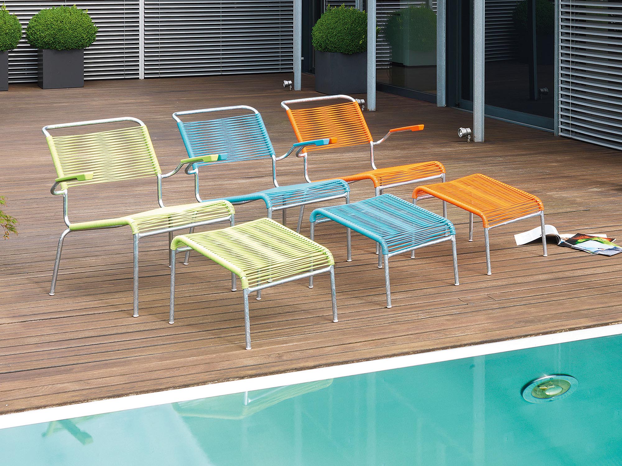 Genießen Sie ultimativen Komfort mit dem Säntis Lounger Spaghetti von Schaffner. Ergonomisches Design und stilvolle Armlehnen für entspannte Stunden.