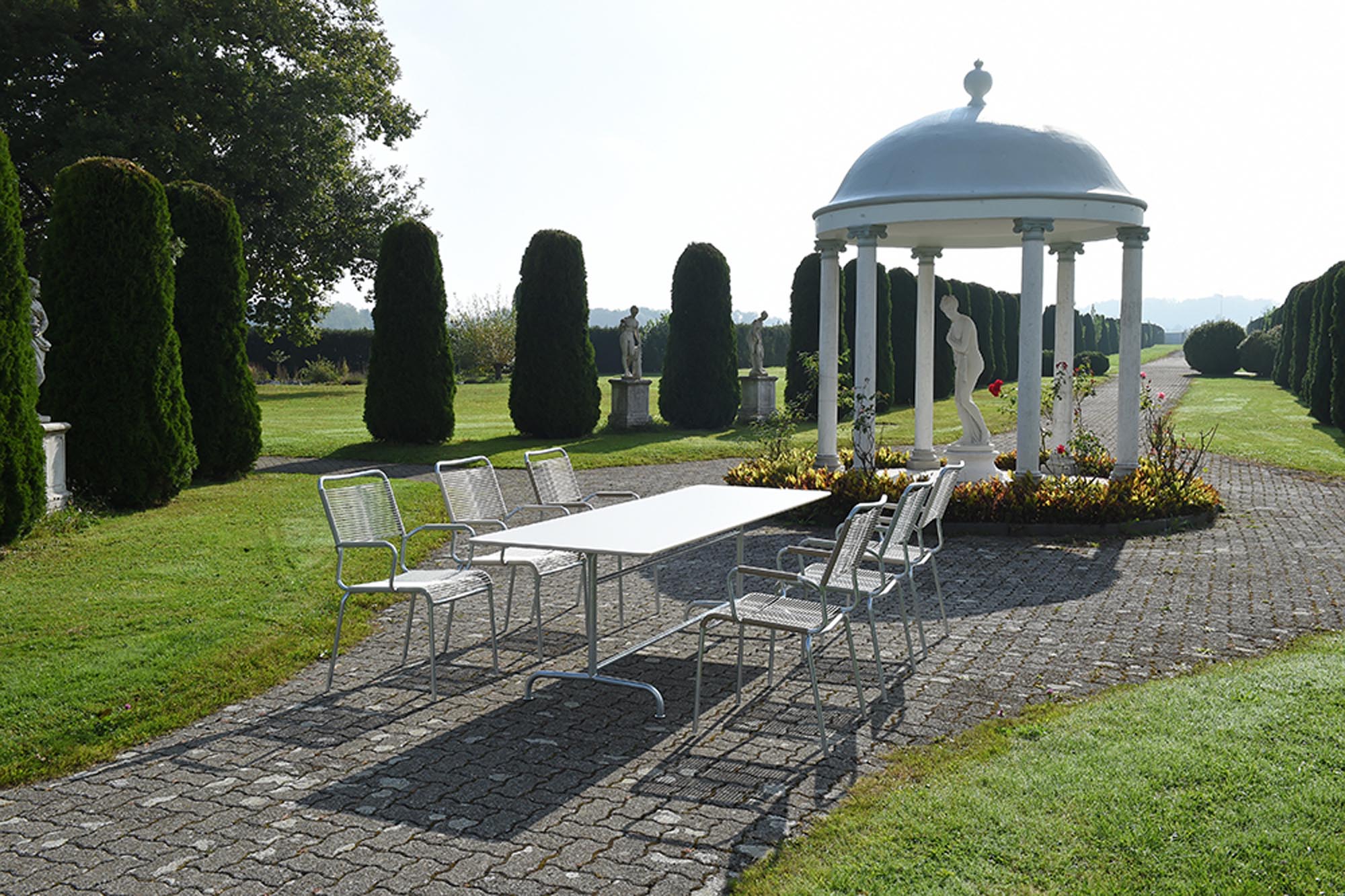 Rigi Spaghetti-Gartenstuhl mit Armlehne Comfort in Weiss präsentiert im Onlineshop von KAQTU Design AG. Gartenstuhl mit Armlehnen ist von Schaffner