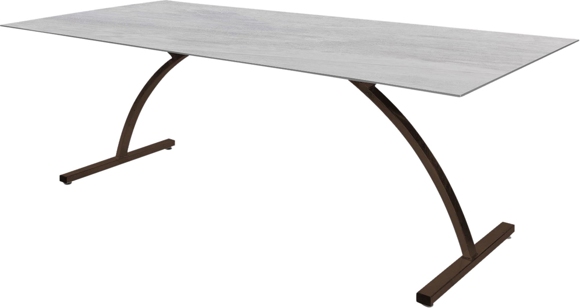 Entdecken Sie den Tisch Bernardino von Schaffner – stilvoll und robust, ideal für entspannte Stunden im Freien.