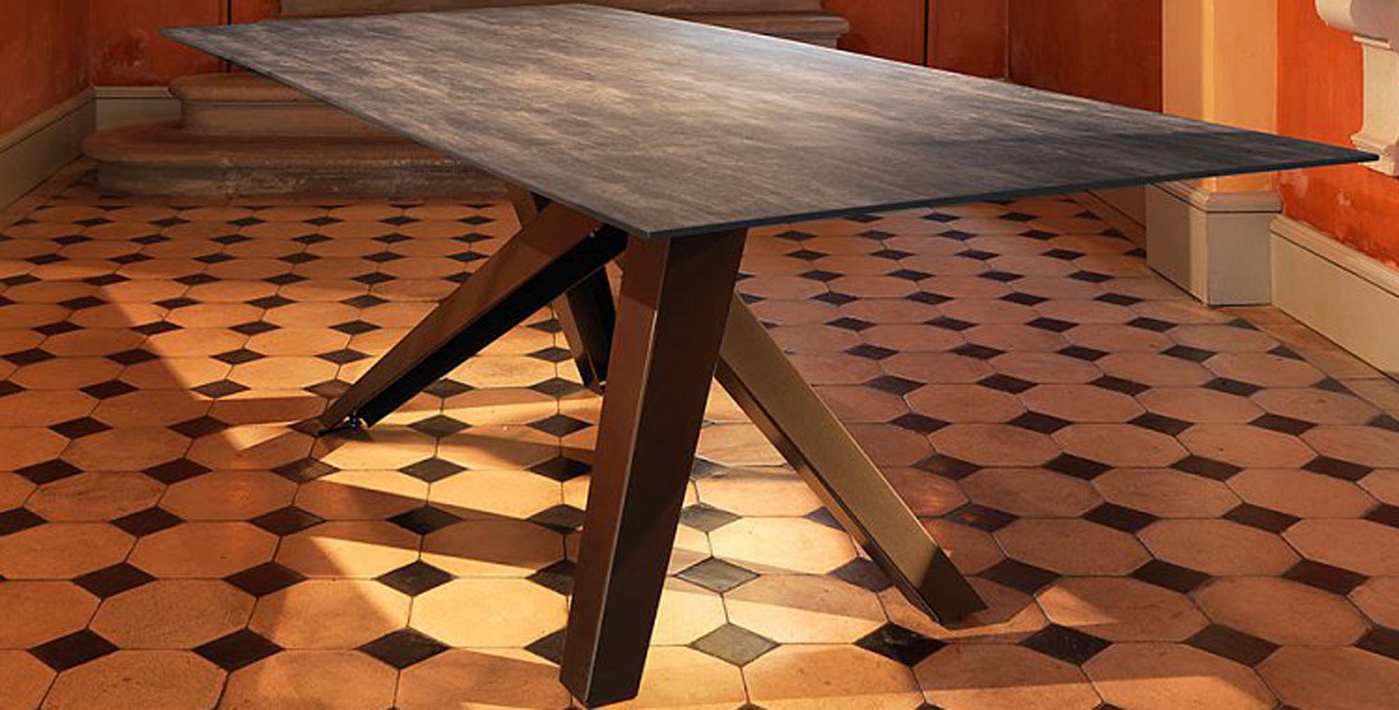 Erleben Sie den robusten Fiberglastisch Mythen von Schaffner – perfekt für jeden Außenbereich und bietet zeitlose Eleganz bei jedem Wetter.