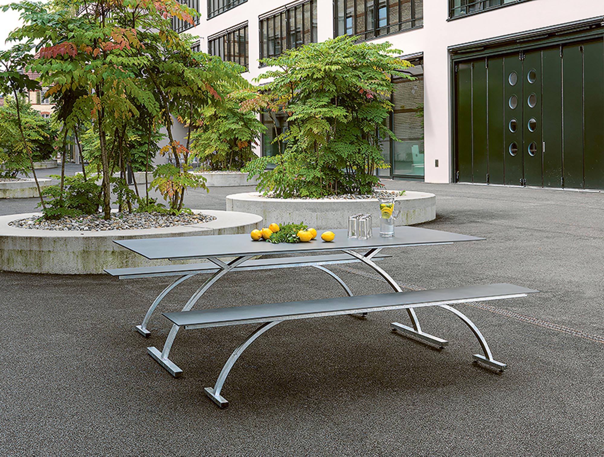 Bernardino Gartenbank aus Glasfasern 220x32 in Beton präsentiert im Onlineshop von KAQTU Design AG. Gartenbank ist von Schaffner
