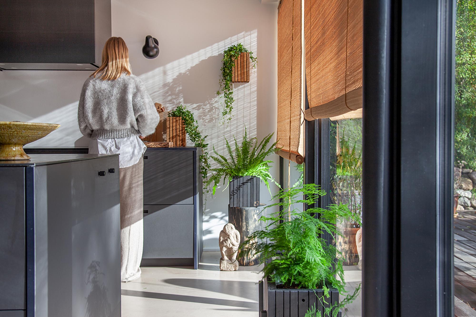 Stilvolles Pflanzgefäss mit innovativer Selbstbewässerungstechnik.