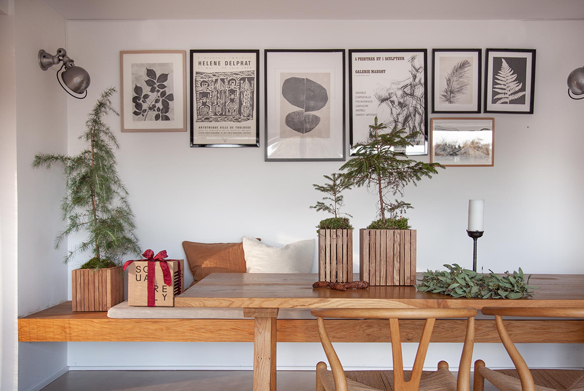 Kompaktes Pflanzgefäß aus Eichenholz mit Selbstbewässerung, ideal für Kräuter und kleine Pflanzen in jedem Raum.