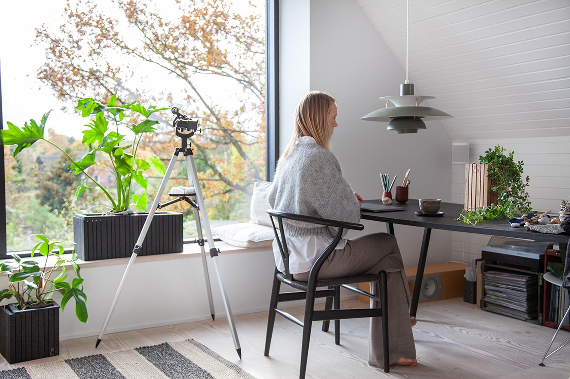 Elegantes Pflanzgefäss mit smarter Bewässerung für urbanes Grün.