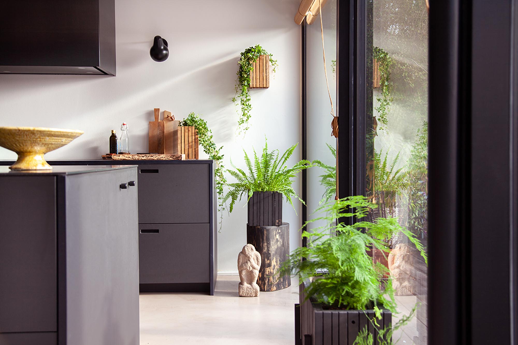 Das GrowSMALL von Squarely Copenhagen ist ein stilvolles Pflanzgefäß, das durch innovative, nachhaltige Bewässerung begeistert.