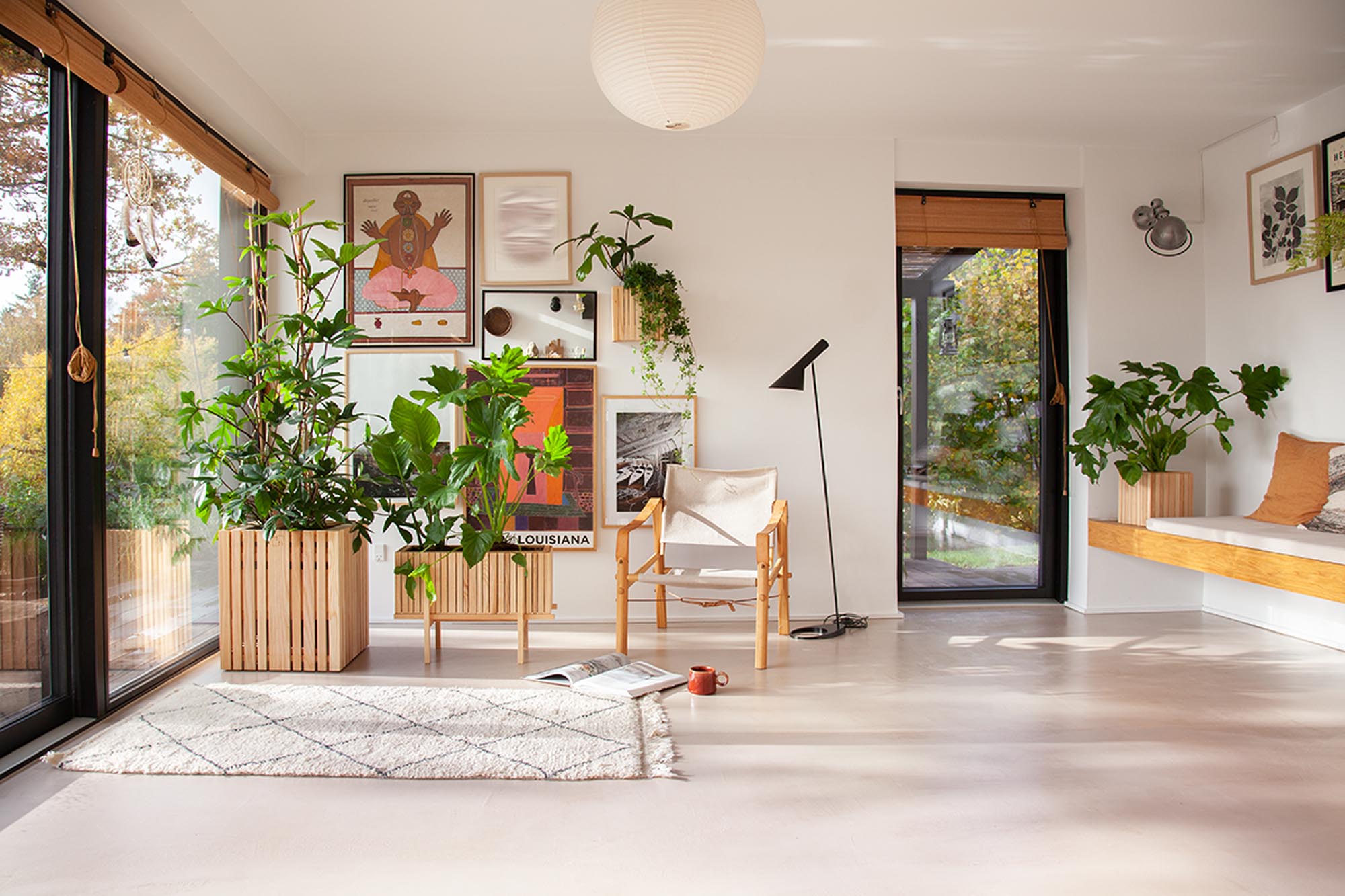 Entdecken Sie den StandWide für GrowWIDE von Squarely Copenhagen: Stilvolles Pflanzgefäß aus edler Eiche, perfekt für Ihr Zuhause und den Balkon.