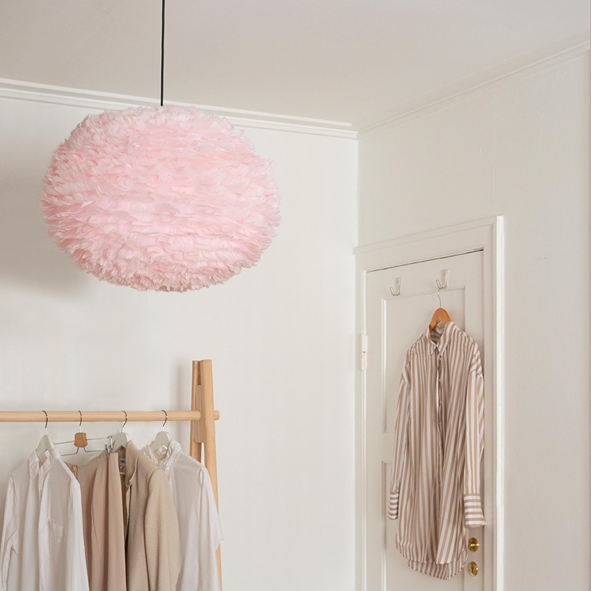 Der Eos-Lampenschirm von Umage, handgefertigt aus natürlichen Gänsefedern, bietet warmes Licht und passt als Steh-, Tisch- oder Hängelampe.