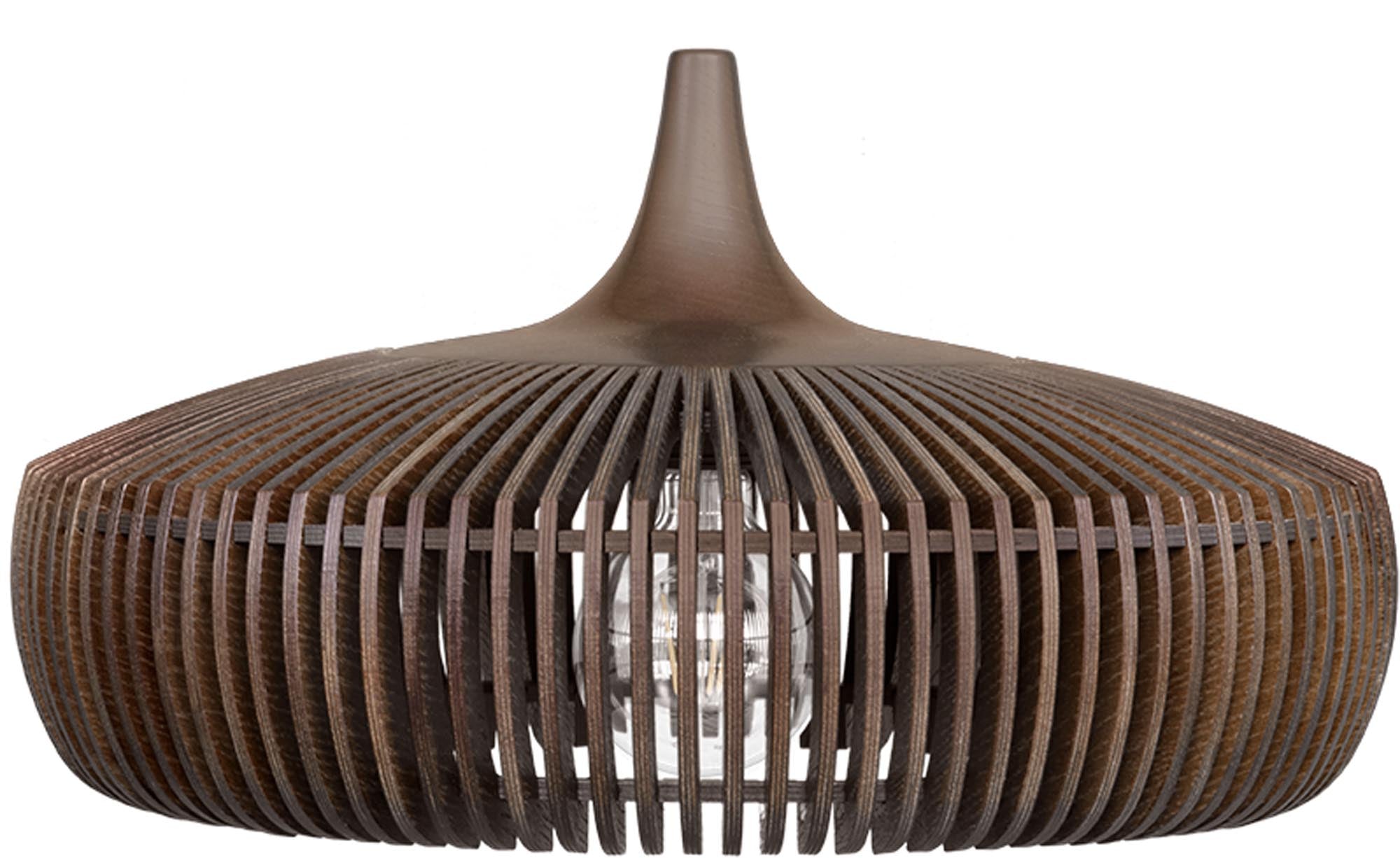 Entdecken Sie den Clava Dine Holz Lampenschirm von Umage – ein skulpturales Designstück, das mit präzisen Holzlamellen für ein einzigartiges Lichtspiel sorgt.