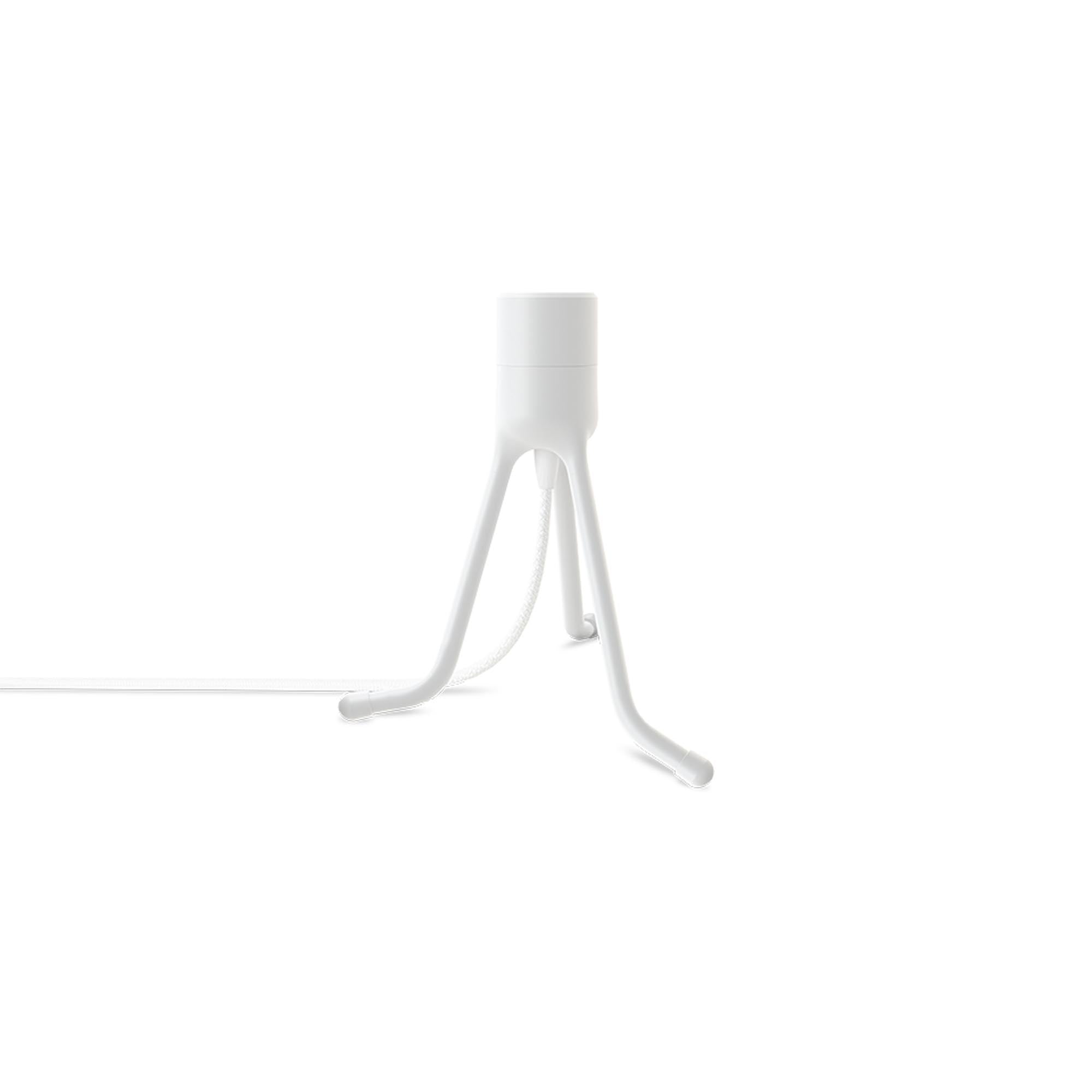 Verwandeln Sie jeden Lampenschirm mit der praktischen Tripod Base von Umage in eine stilvolle Steh- oder Tischleuchte. Erhältlich in verschiedenen Größen und Farben.