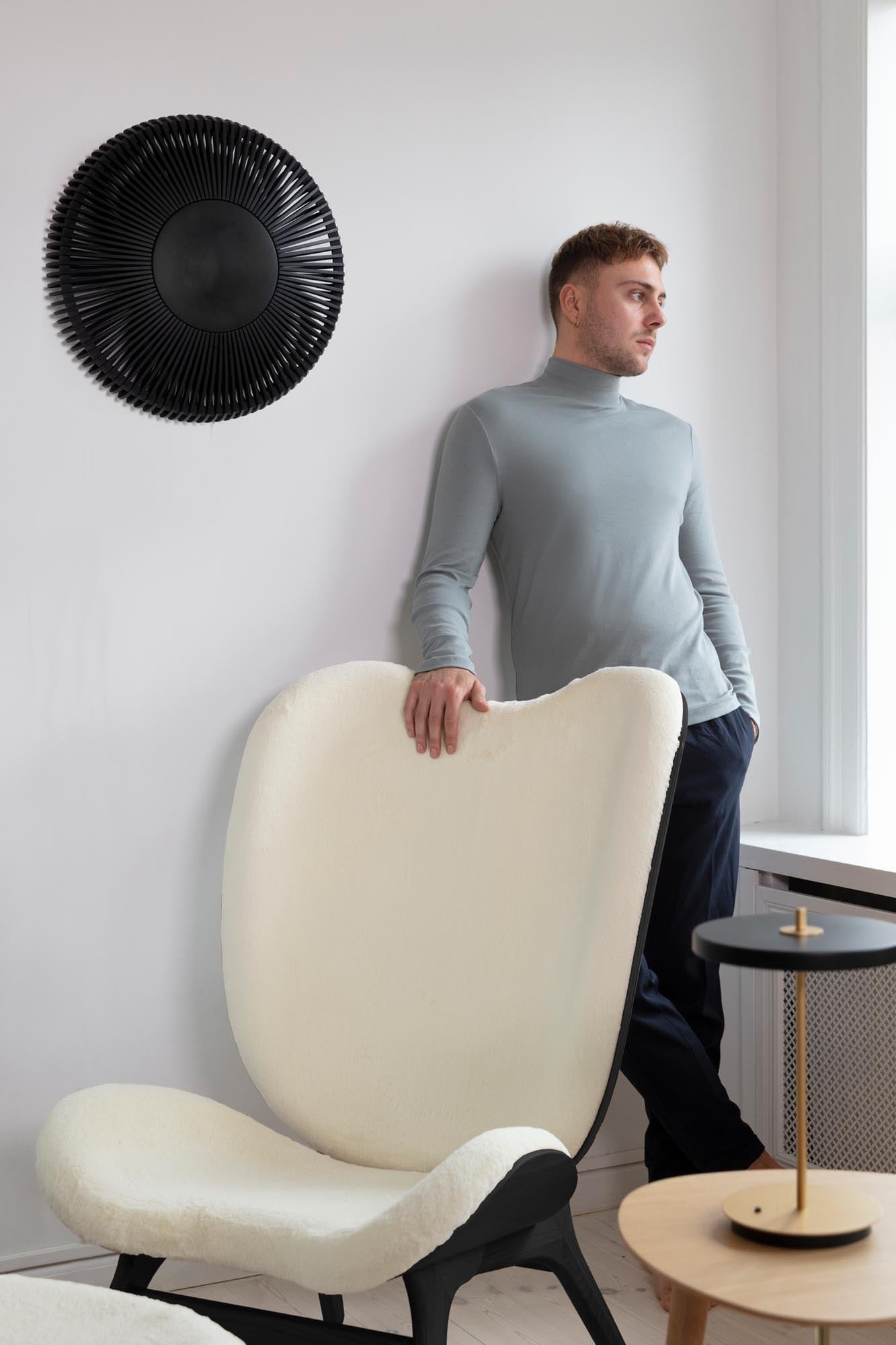 Der A Conversation Piece Tall Sessel von Umage vereint skandinavisches Design mit außergewöhnlichem Komfort – ideal für stilvolle Akzente in jedem Raum.