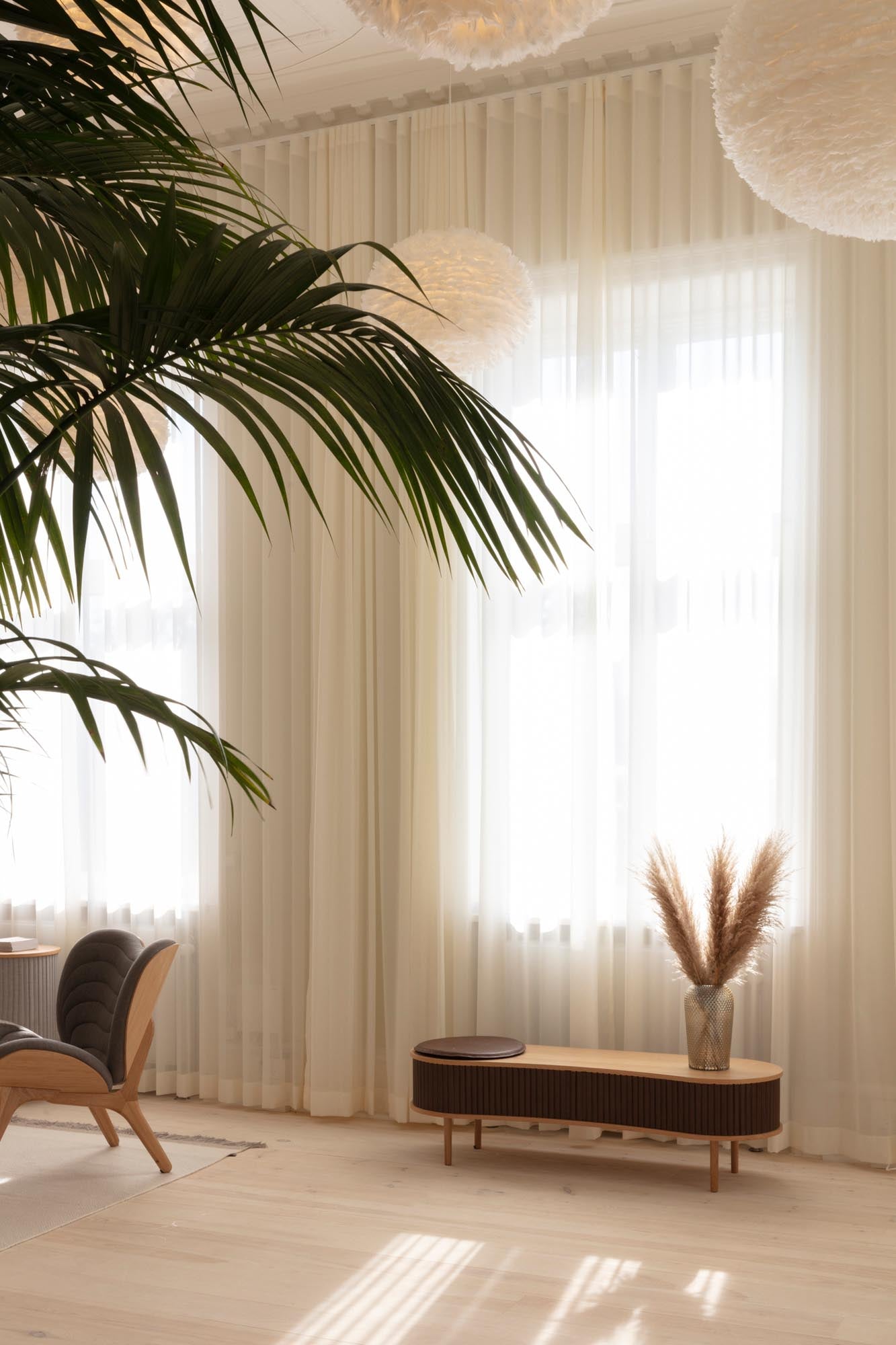 Elegantes Sideboard aus hellem Eichenholz, bietet Stauraum und skandinavisches Design für moderne Wohnräume.