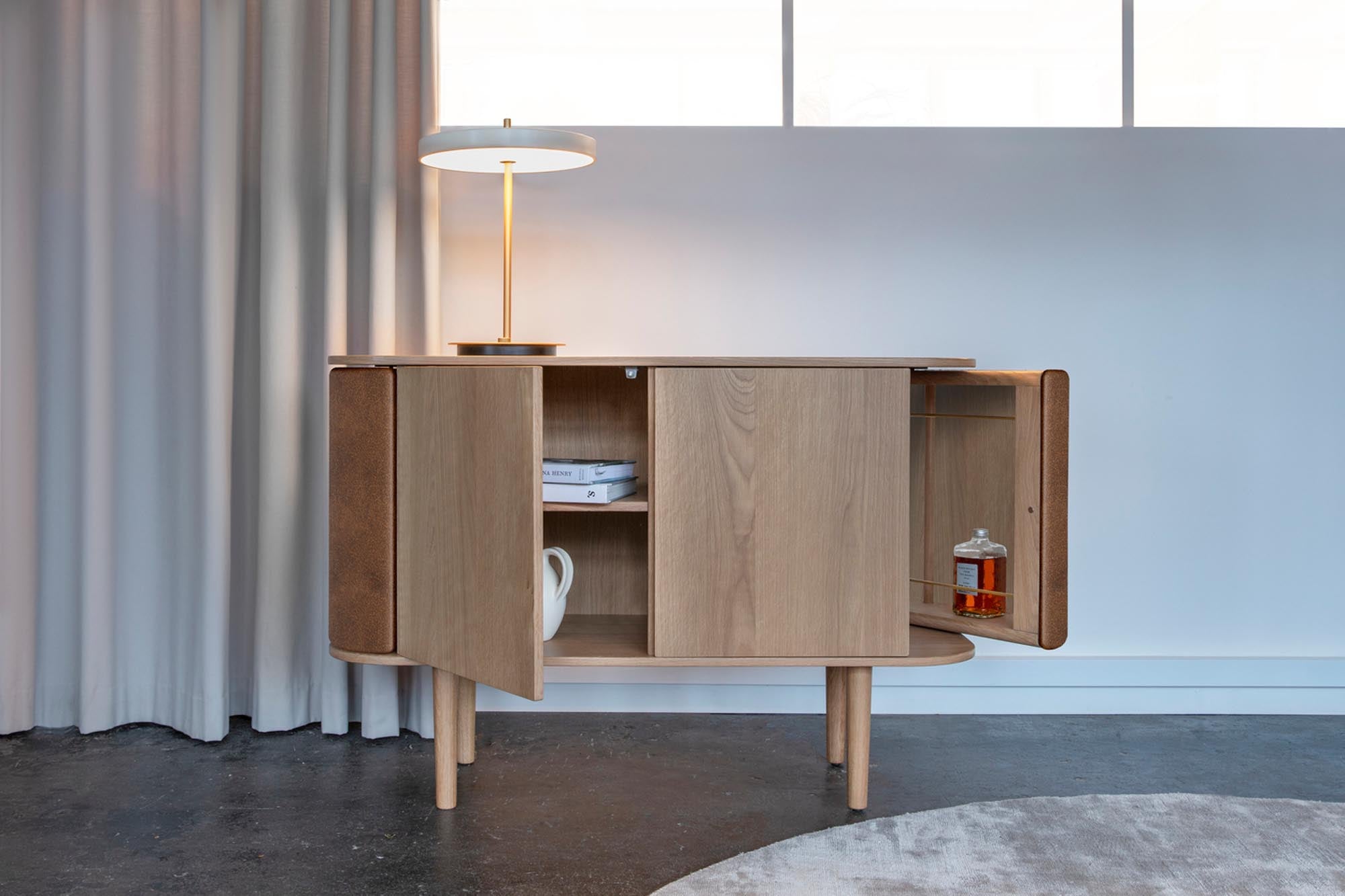 Elegantes Umage Sideboard mit zwei Türen für zeitlose Eleganz.