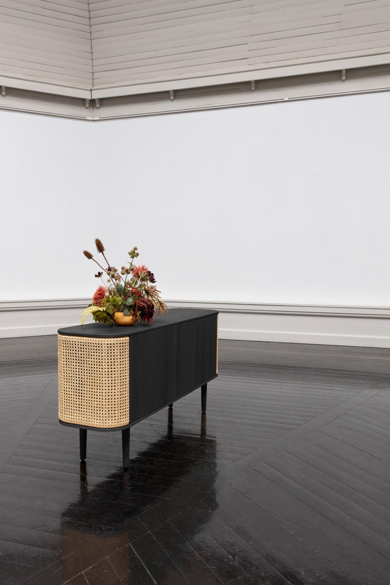 Entdecken Sie das Treasures 3-türige Sideboard von Umage: skandinavische Eleganz trifft auf praktischen Stauraum für Ihr Zuhause.