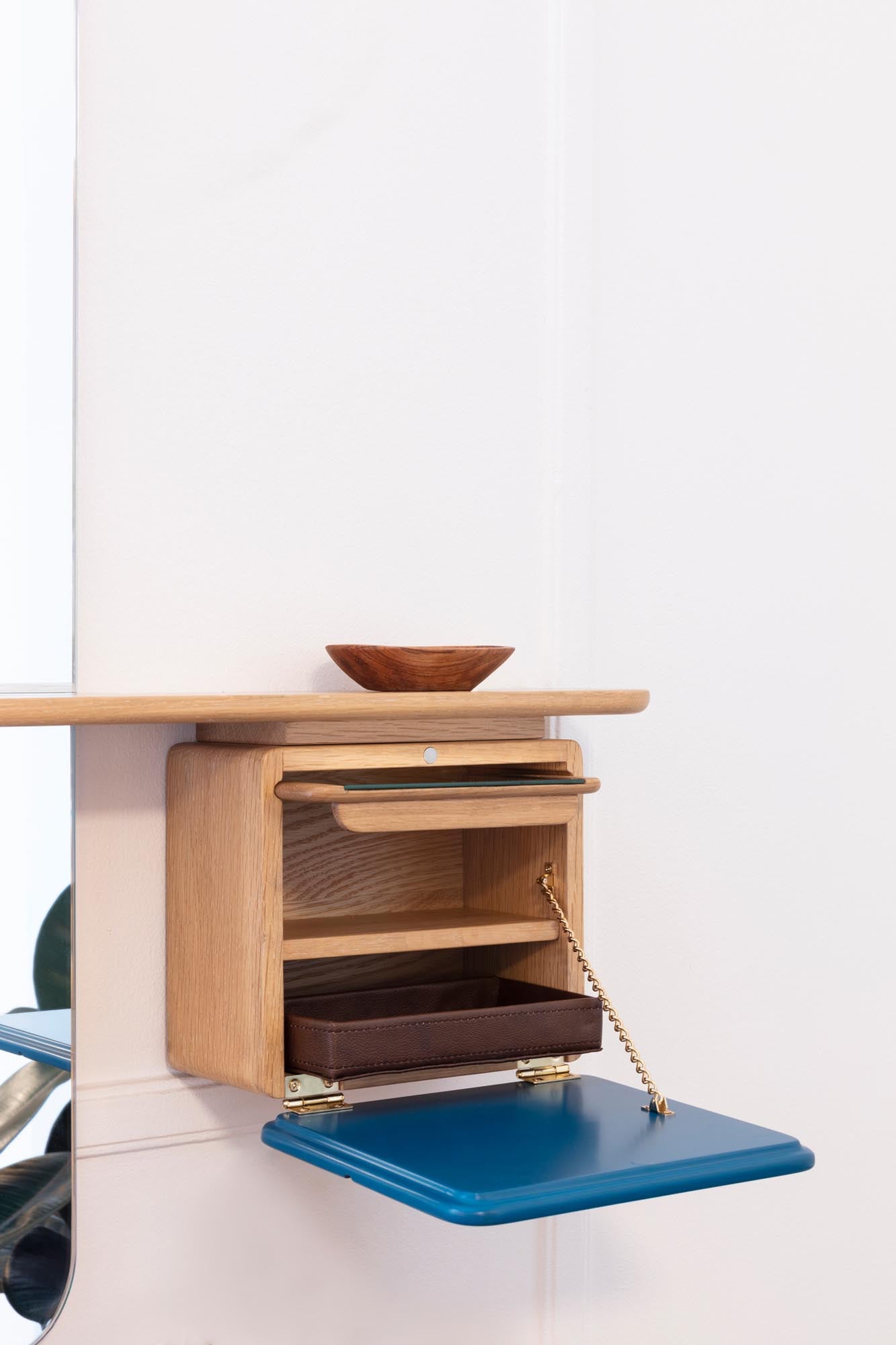 Elegantes Wandregal von Umage aus hochwertiger Eiche, ideal für moderne Wohnkonzepte und kreative Raumgestaltungen.