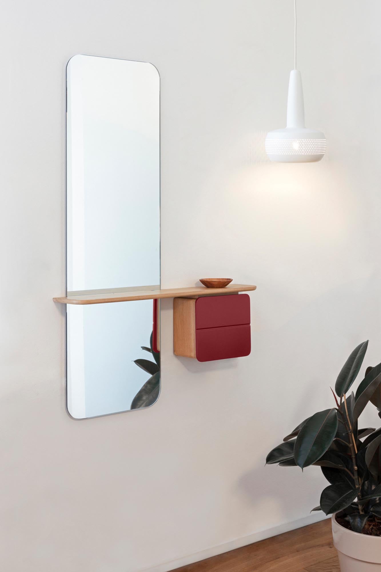 Elegantes Wandregal "One More Look" von Umage, gefertigt aus edler Eiche. Perfekt für zeitgemäße Wohnräume und kreative Akzente.