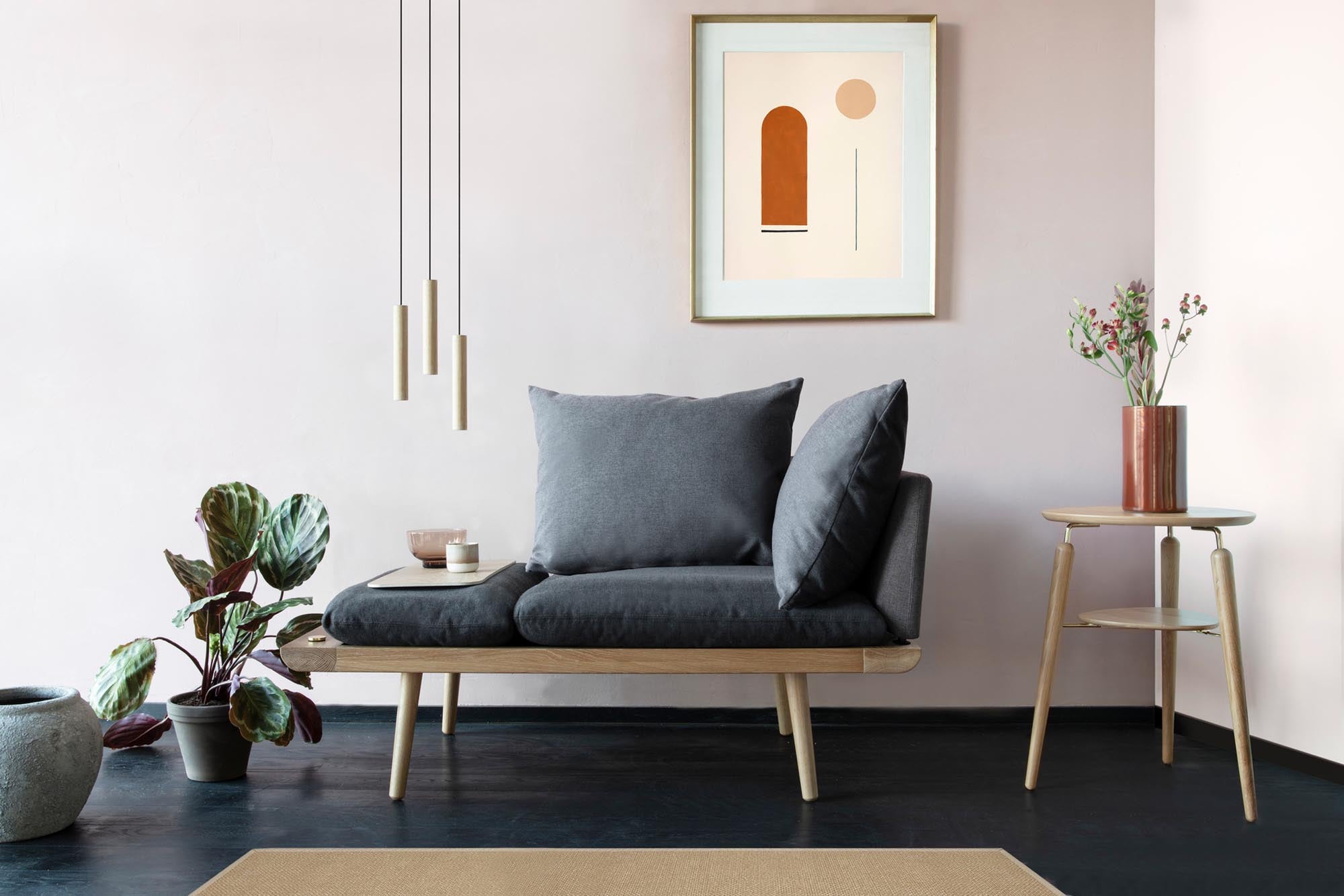 Stilvoller Beistelltisch aus hochwertiger Eiche mit integriertem USB-Ladehub und luxuriösen Messingdetails – ideal für jedes moderne Zuhause.