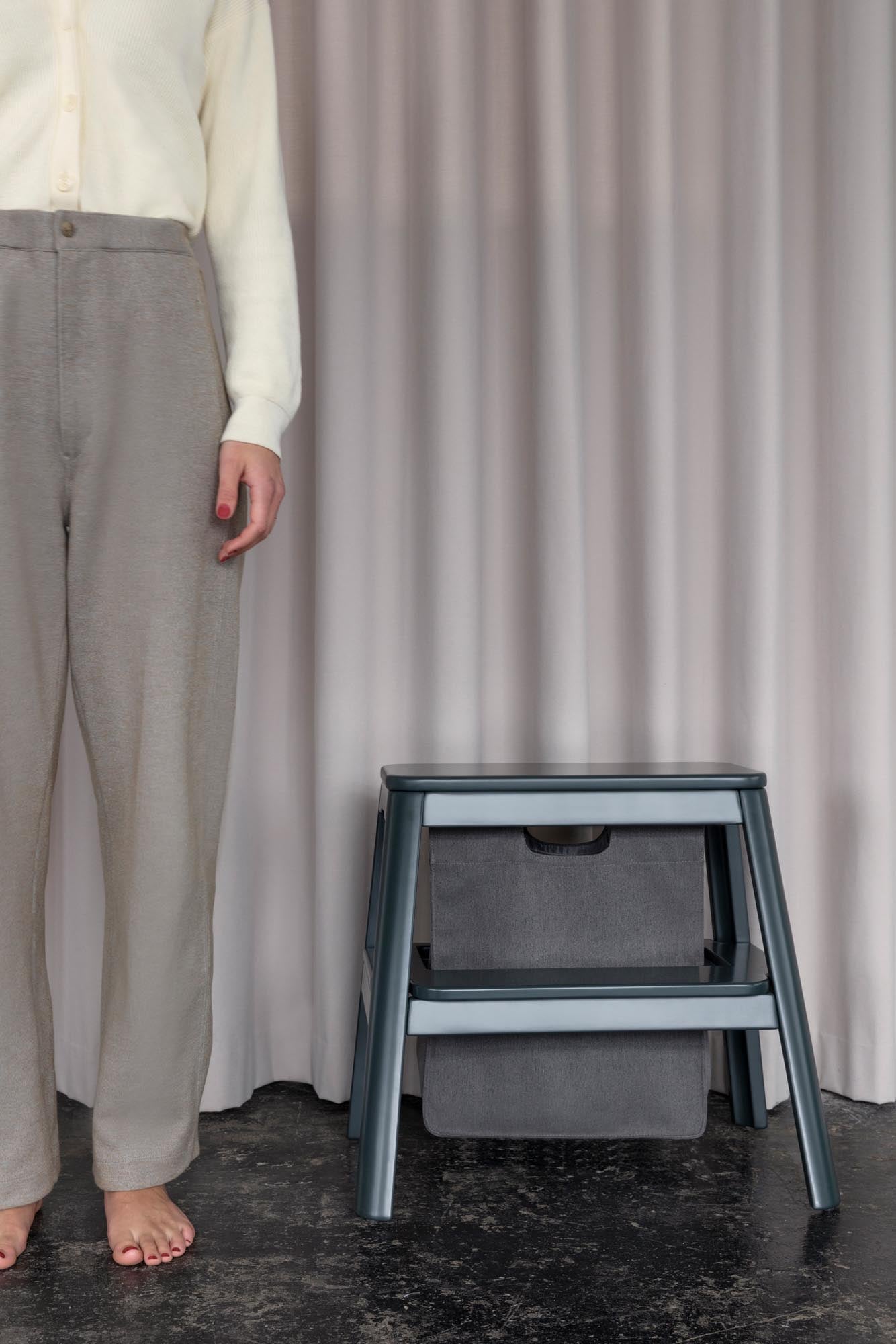 Stylischer Tritthocker von Umage, der nicht nur als Sitzgelegenheit dient, sondern auch praktischen Stauraum bietet.
