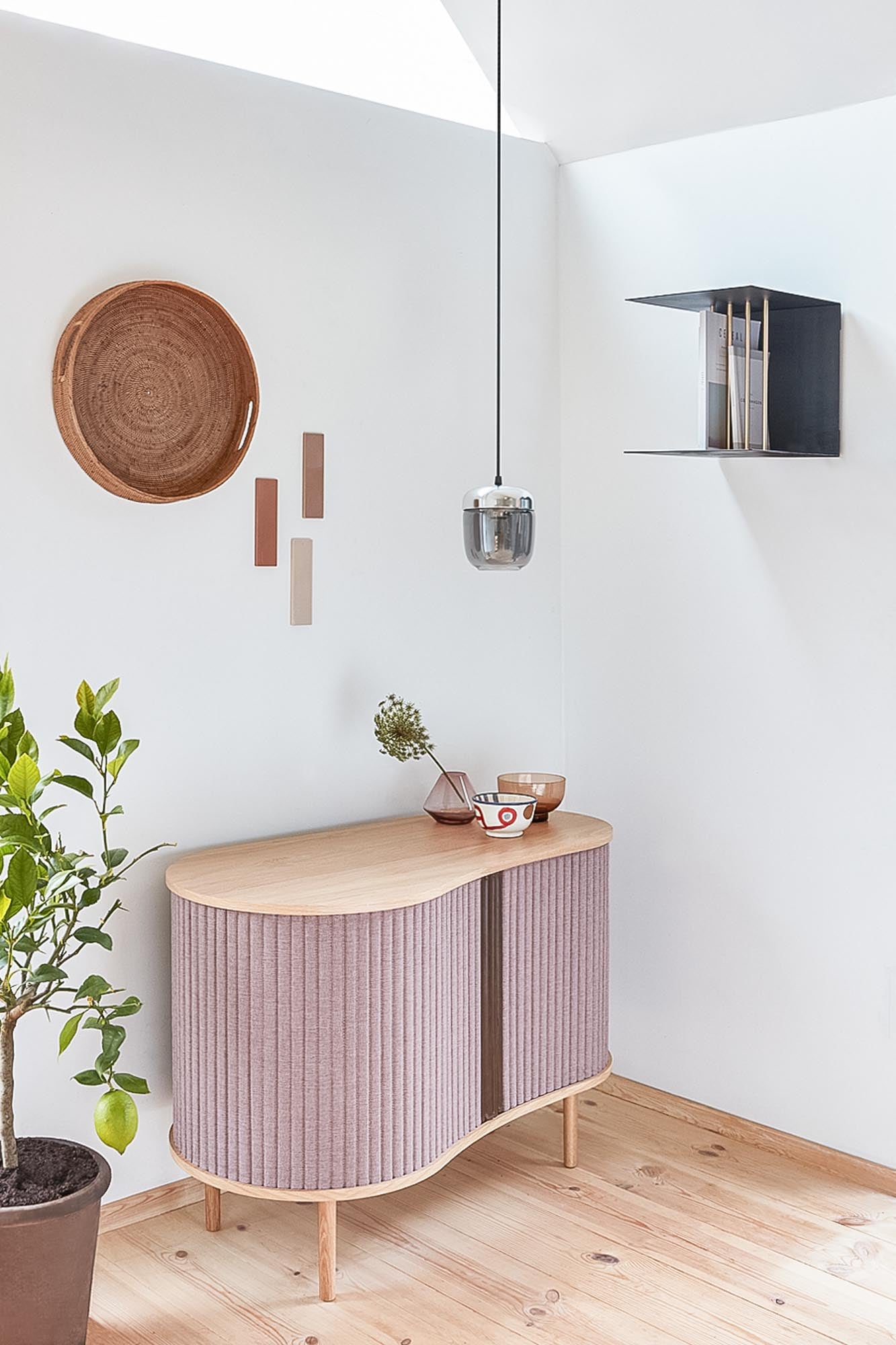 Das Teaser Wandregal von Umage: schlankes, skulpturales Design, ideal zur Präsentation und Aufbewahrung, flexibel erweiterbar.