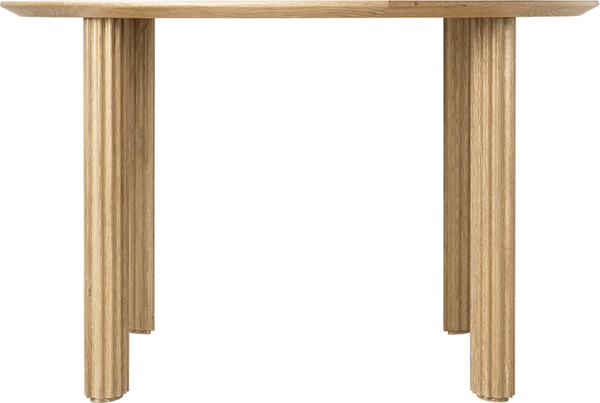 Der Comfort Circle Esstisch vereint handwerkliche Kunst mit modernem Design. Seine massiven Eichenbeine und die runde Tischplatte schaffen eine einladende Atmosphäre für gesellige Runden.