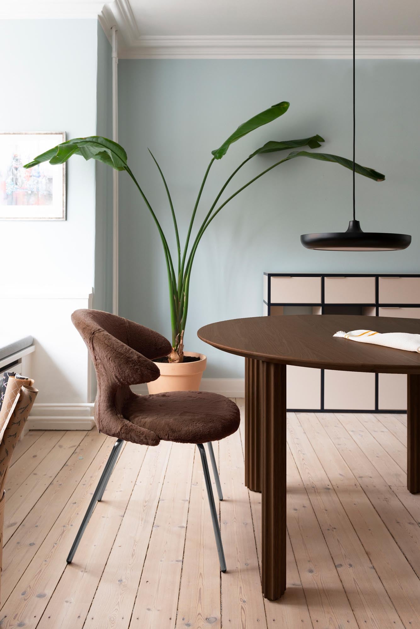 Eleganter Comfort Circle Esstisch von Umage mit einzigartigen, tropfenförmigen Beinen und hochwertiger Eichenfurnierplatte – ideal für gemütliche Runden.