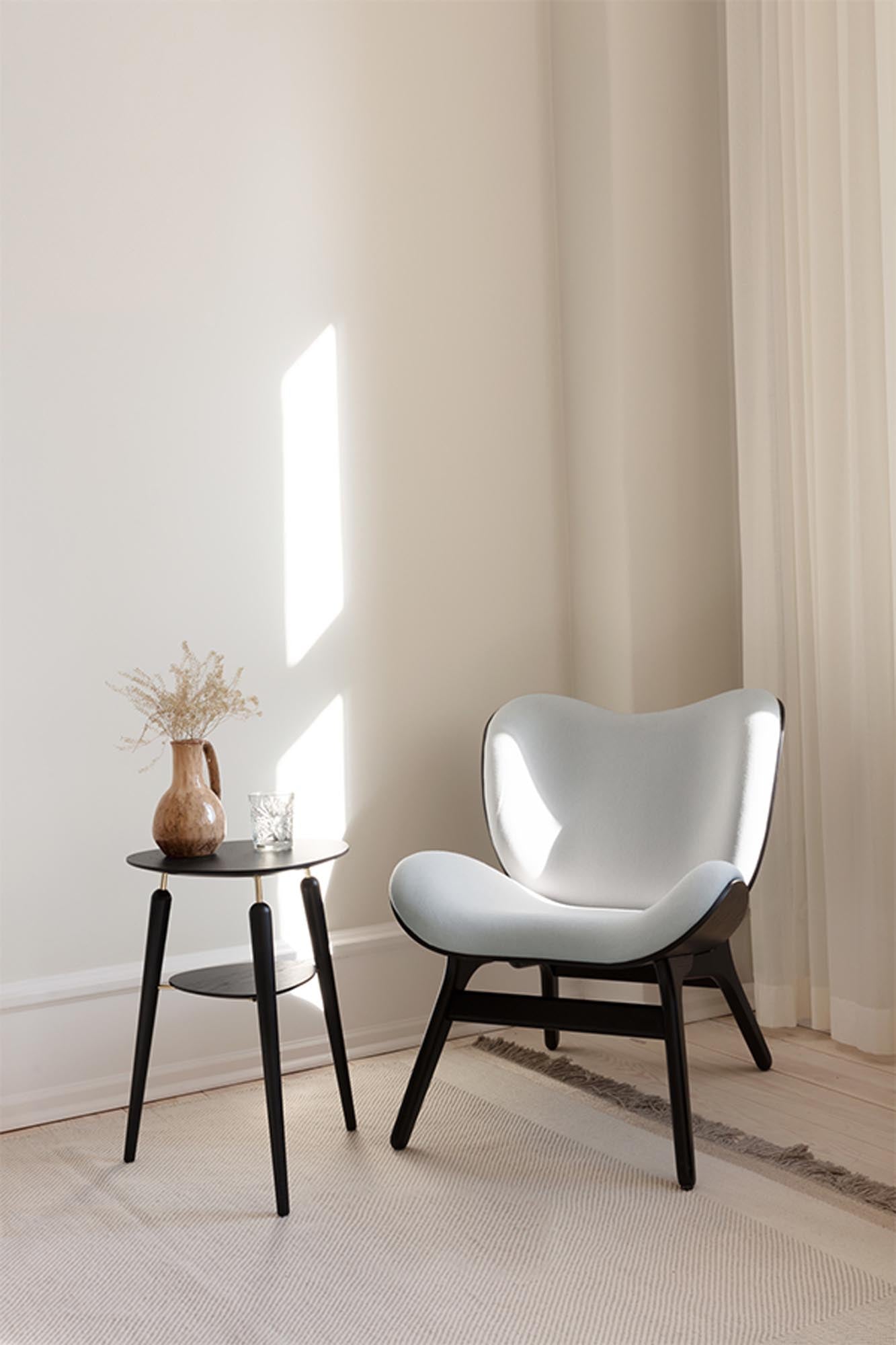 Der A Conversation Piece Low Sessel von Umage besticht durch elegantes skandinavisches Design und bietet ultimativen Komfort für gemütliche Stunden.