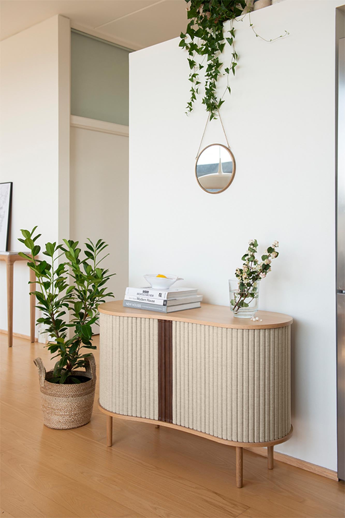 Elegantes Audacious Sideboard von Umage aus hochwertiger Eiche, das durch sein innovatives Design und praktischen Stauraum überzeugt.