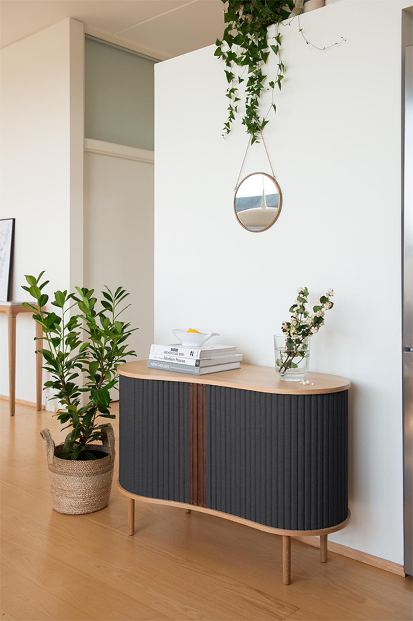 Elegantes Audacious Sideboard von Umage aus hochwertiger Eiche, das durch sein innovatives Design und praktischen Stauraum überzeugt.