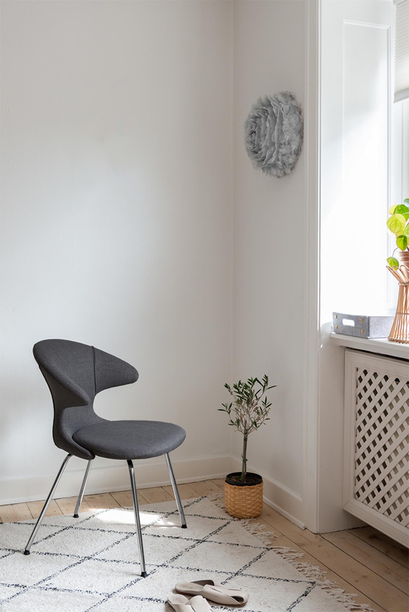 Kreativer Time Flies Stuhl von Umage: Anpassbare Polsterung, 17 Farben aus recyceltem Textil, stilvolle Beine aus Messing, Chrom oder Schwarz.