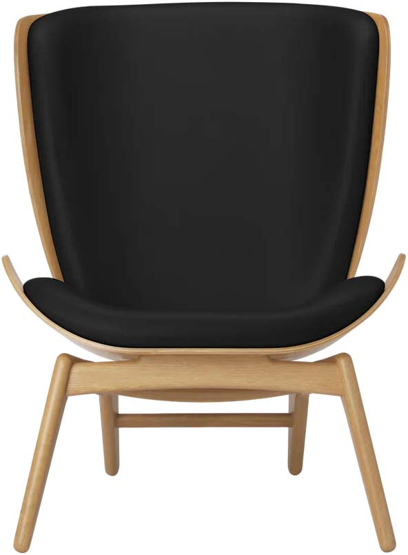 Der Reader Sessel von Umage vereint skandinavisches Design mit luxuriösem Leder und Eichenholz, ideal zum Entspannen und Lesen.