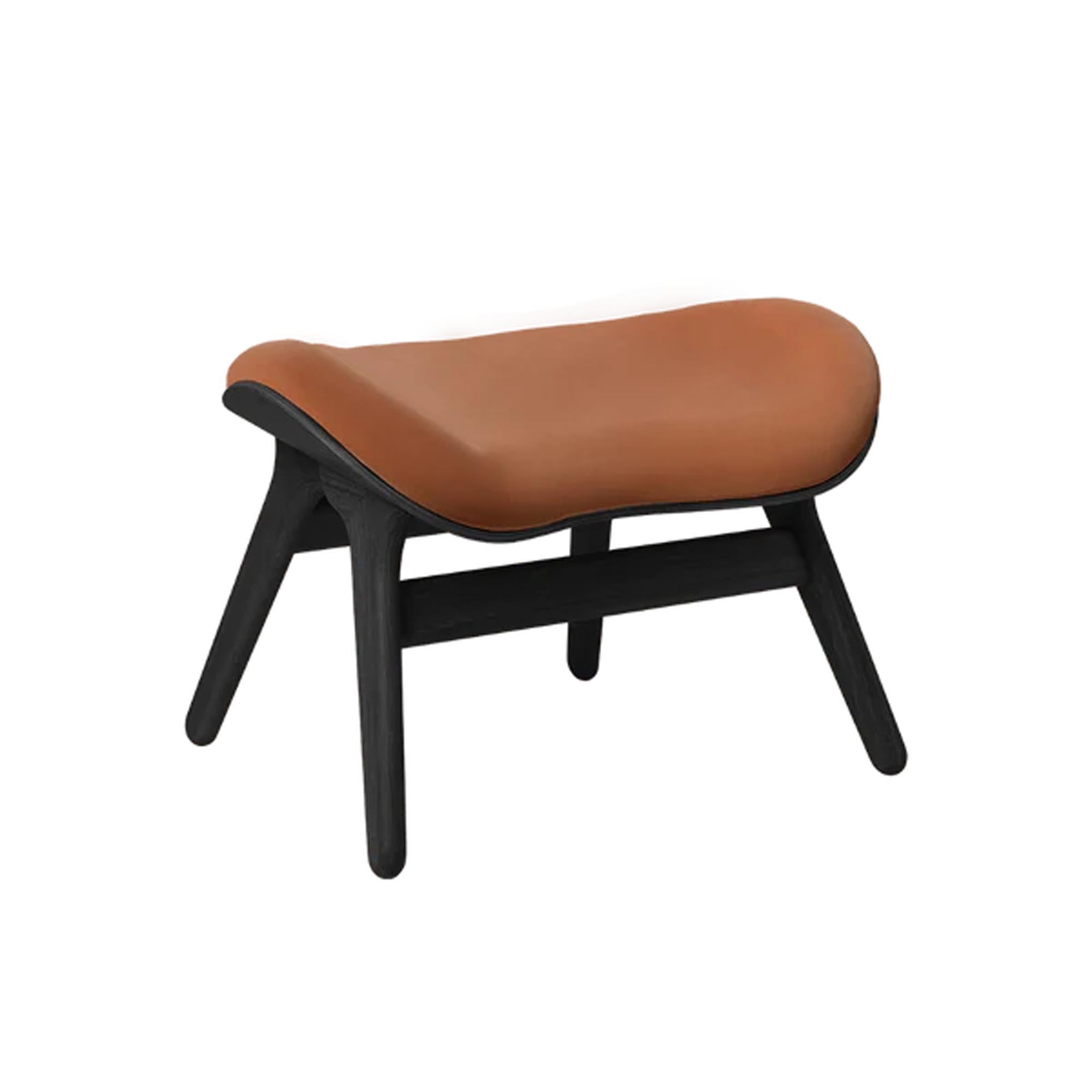 Die A Conversation Piece Ottoman von Umage ist die ideale Ergänzung für Ihre Lounge Chairs. Mit ihrem eleganten Design und der Möglichkeit zur individuellen Anpassung bietet sie sowohl Stil als auch Nachhaltigkeit.