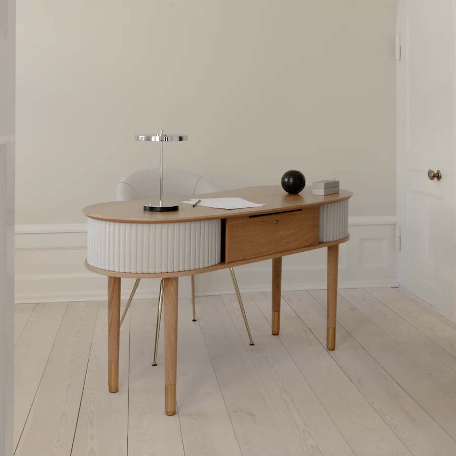 Eleganter Umage Schreibtisch: Funktionalität trifft auf skandinavisches Design.